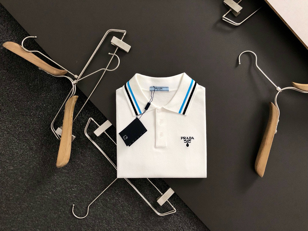 NO:511140,PRAD* slim fit style M-xxxl 2025 spring and summer new neckline jacquard fusion letter embroidery top imported private wool polo short-sleeved, high-end heavy industry jacquard fusion wool color-blocked short-sleeved sweater, the counter style is fashionable and luxurious, the quality is unquestionable, the upper body effect is excellent, the same style on the luxury official website, the counter size M-xxxl,,prada,T-shirt,alexander wang19860909PRAD*修身版型 M-xxxl 2025春夏新款领口提花融合字母刺绣顶级进口私货羊毛polo短袖,高端重工提花融合羊毛拼色短袖针织衫,专柜款时尚不失奢华 品质毋庸置疑 上身效果超赞,奢华官网同款 专柜尺码M-xxxl,,prada,T-shirt,alexander wang,Men's clothing