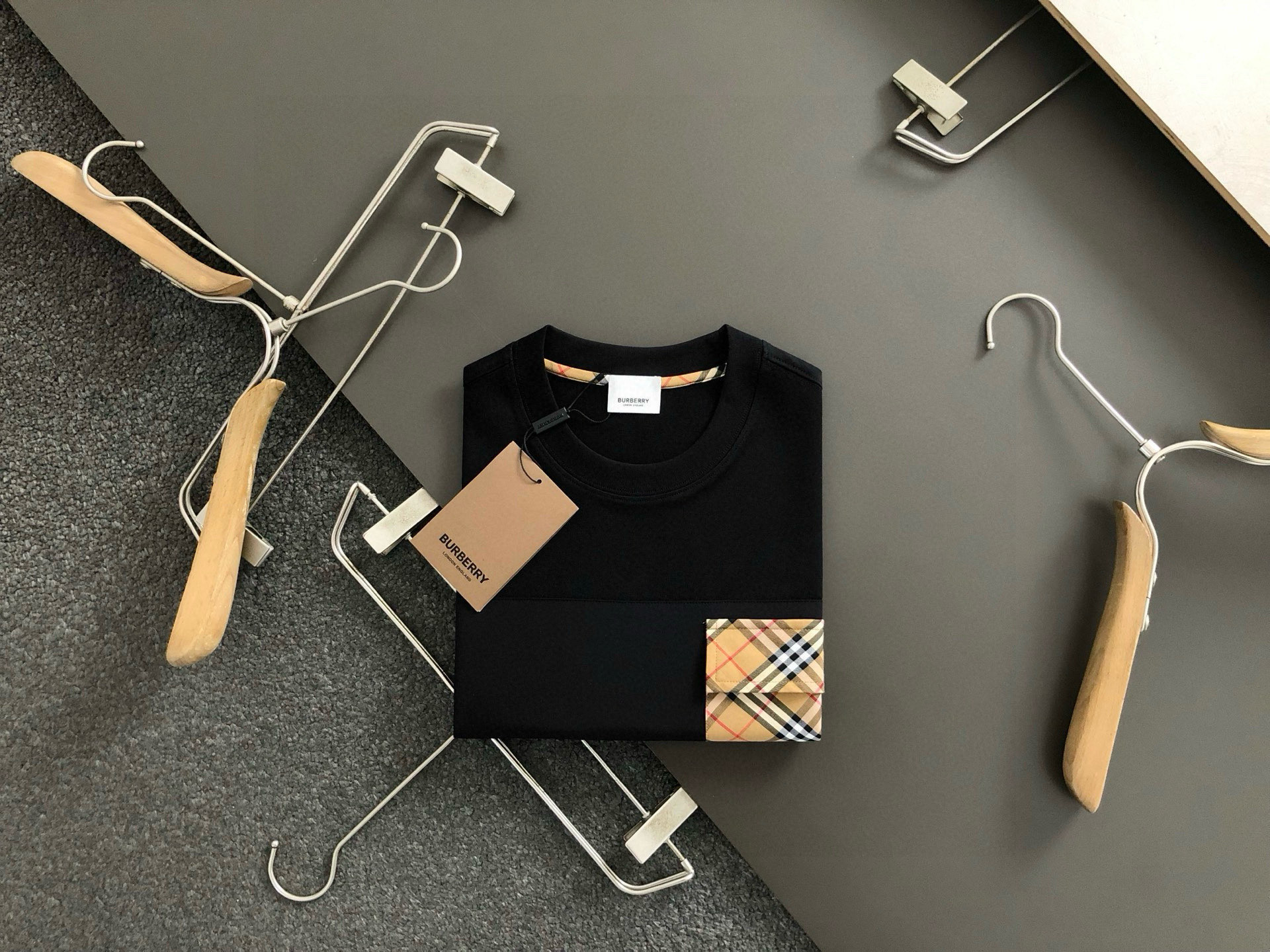 NO:511143,BBR* micro-wide version M-XXXL 25 spring and summer top black double fabric splicing plaid pocket knight embroidery exquisite craftsmanship counter fabric heavy short sleeves, top elements fusion create, classic short sleeves 3 specifications, trendy men's fashion, whether it is the comfort of the upper body or the incomparable existence, it can be said to be a must-have for summer 170-135(M) -150(L) 178-160(XL) 180-170(XXL) 180-180(XXXL),,T-shirt,alexander wang19860909BBR*微宽版型M-XXXL 25春夏顶级黑色双面料拼接格纹口袋骑士刺绣精致工艺专柜面料重磅短袖,顶级元素融合打造,经典短袖3标齐全,潮男时尚,无论是上身舒适度还是都是无可比拟的存在,可以说是夏日必备 170-135(M) -150(L) 178-160(XL)180-170(XXL) 180-180(XXXL),,T-shirt,alexander wang,Men's clothing