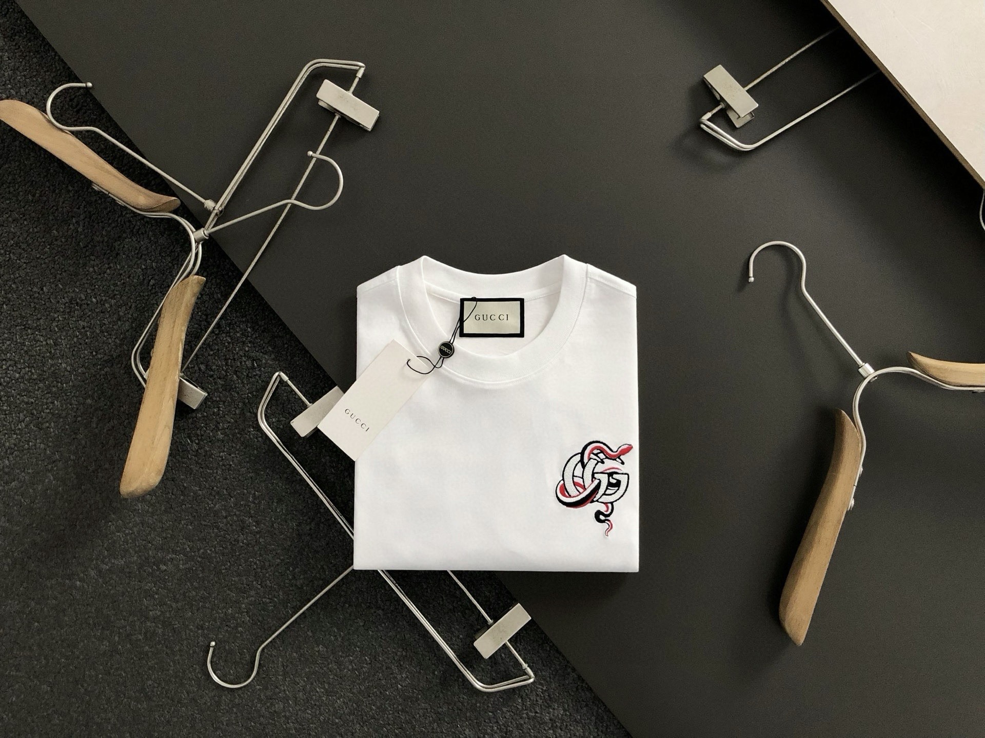 NO:511145,Gucc* micro-wide version M-XXXL 25 spring and summer top heavy industry embroidered snake year element patch beads fusion with heavy trendy short sleeves, exquisite craftsmanship counter fabrics, top-level elements fusion creation, classic short sleeve 3 specifications complete, trendy men's fashion, whether it is the comfort of the upper body or it is incomparable, it can be said to be a must-have in summer 170-135(M) -(L) 178-160(XL) 180-170(XXL) 180-180(XXXL),,gucci,T-shirt,alexander wang19860909Gucc*微宽版型M-XXXL 25春夏顶级重工刺绣蛇年元素贴布珠片融合重磅潮流短袖,精致工艺专柜面料,顶级元素融合打造,经典短袖3标齐全,潮男时尚,无论是上身舒适度还是都是无可比拟的存在,可以说是夏日必备 170-135(M) -(L) 178-160(XL)180-170(XXL) 180-180(XXXL),,gucci,T-shirt,alexander wang,Men's clothing