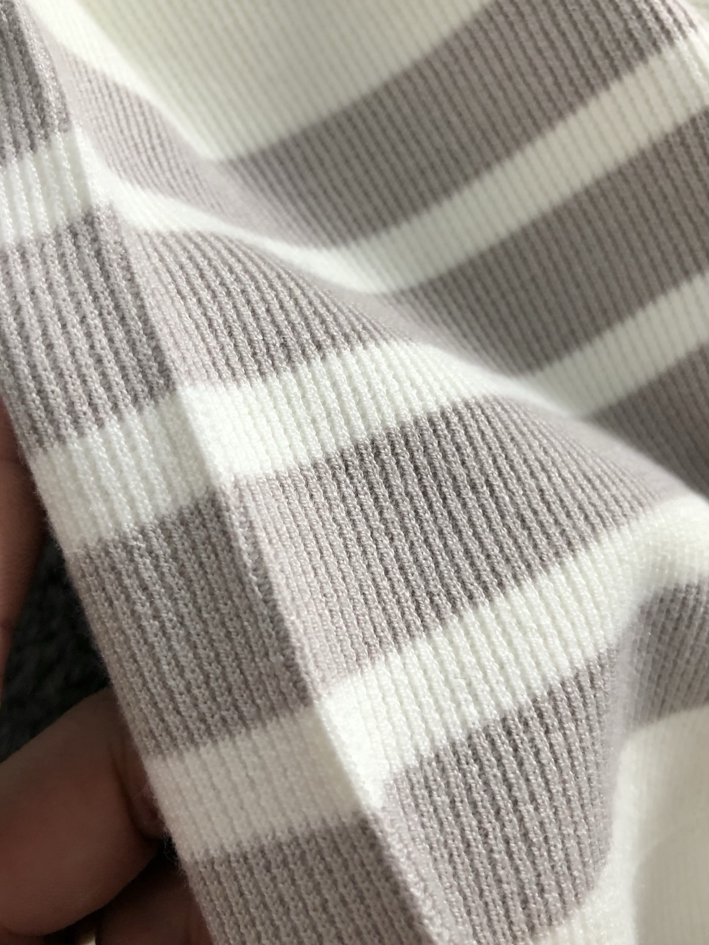  TB*修身版型M-xxxl
2025秋冬经典黑色提花下摆织带融合开衩翻领羊毛短袖，顶级进口私货，撞色百