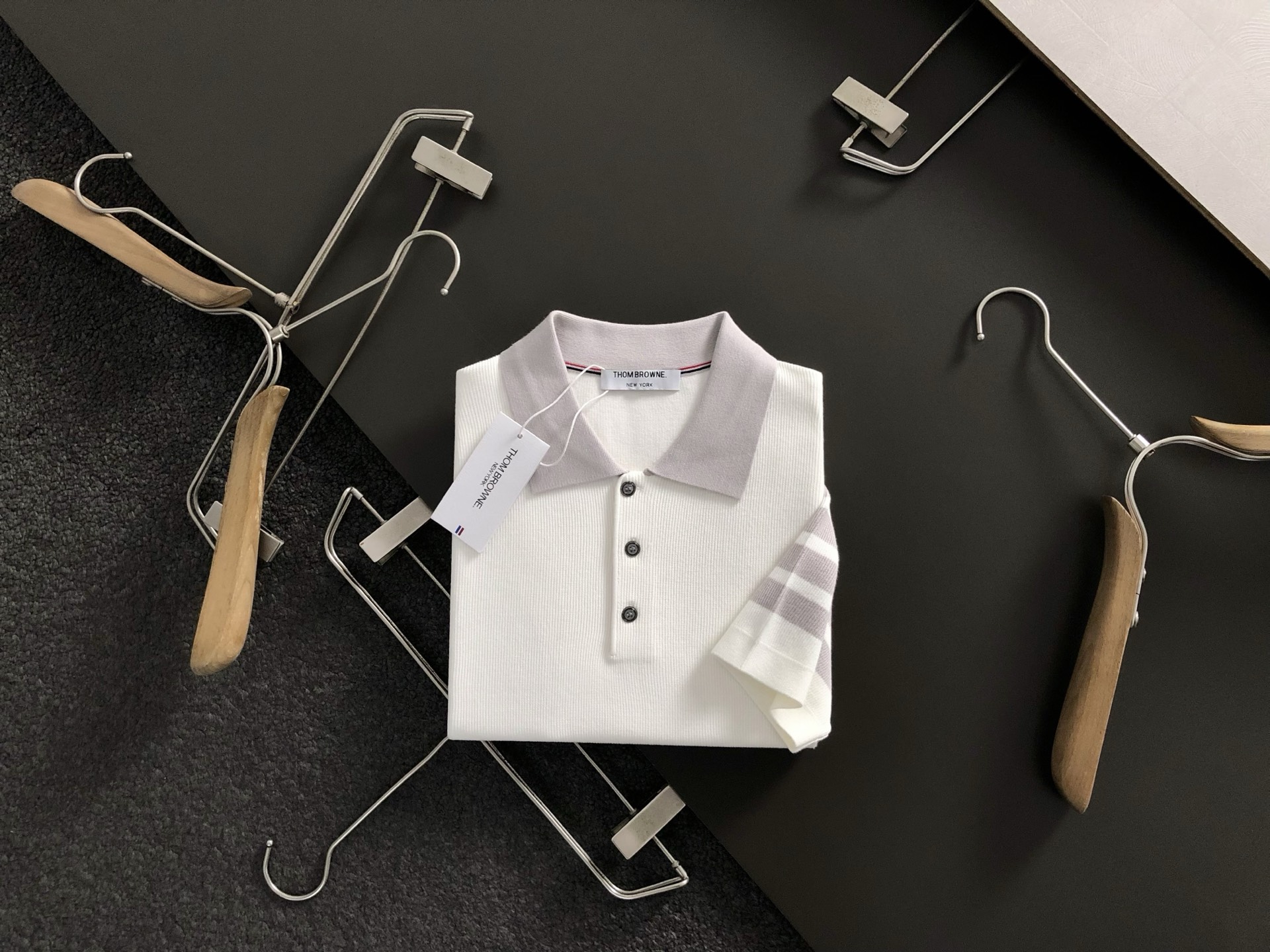 NO:513029,TB* slim fit M-xxxl 2025 autumn and winter classic black jacquard hem webbing fusion slit lapel wool short sleeves, top imported private goods, contrasting color versatile fusion jacquard knitted short sleeves counter style fashionable and luxurious. The quality is unquestionable. The upper body effect is excellent, the same style on the luxury official website. Style counter size M-xxxl, T-shirt, alexander wang19860909TB*修身版型M-xxxl 2025秋冬经典黑色提花下摆织带融合开衩翻领羊毛短袖,顶级进口私货,撞色百搭融合提花针织短袖专柜款时尚不失奢华 品质毋庸置疑 上身效果超赞,奢华官网同款 款式专柜尺码M-xxxl,,T-shirt,alexander wang,Men's clothing