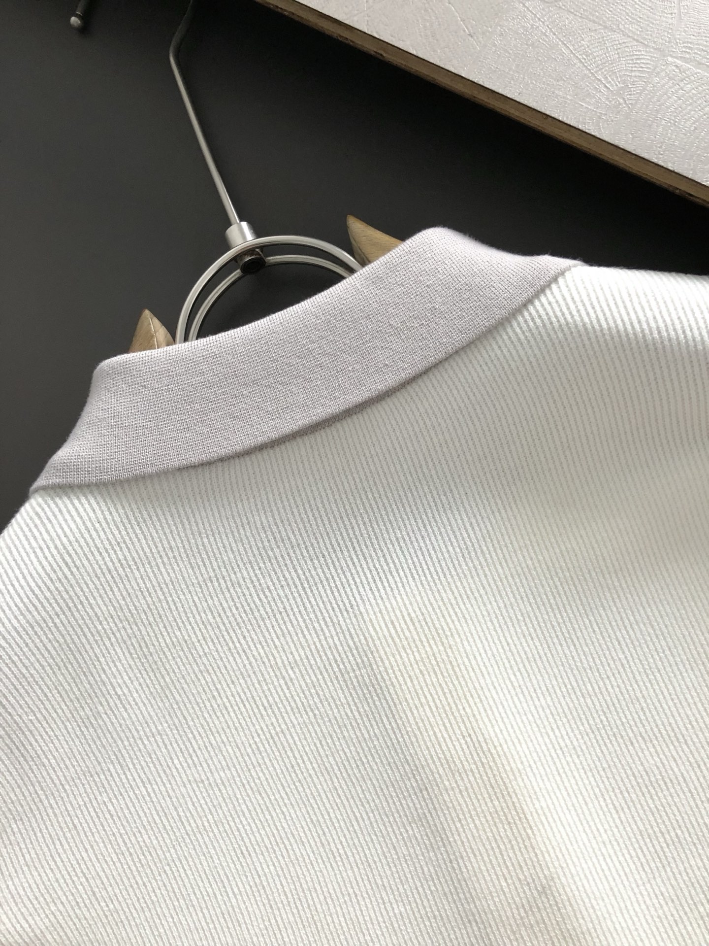  TB*修身版型M-xxxl
2025秋冬经典黑色提花下摆织带融合开衩翻领羊毛短袖，顶级进口私货，撞色百