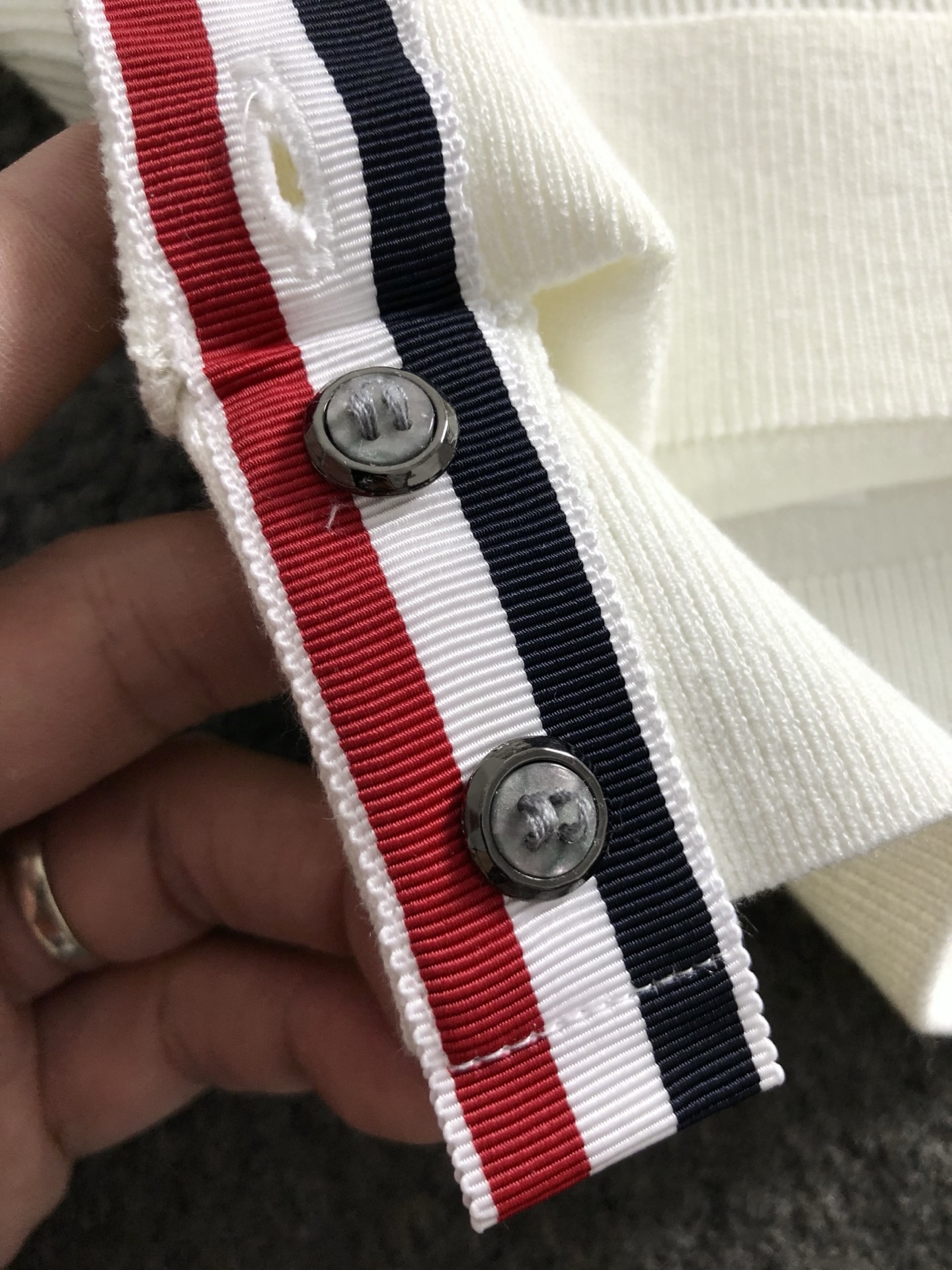  TB*修身版型M-xxxl
2025秋冬经典黑色提花下摆织带融合开衩翻领羊毛短袖，顶级进口私货，撞色百