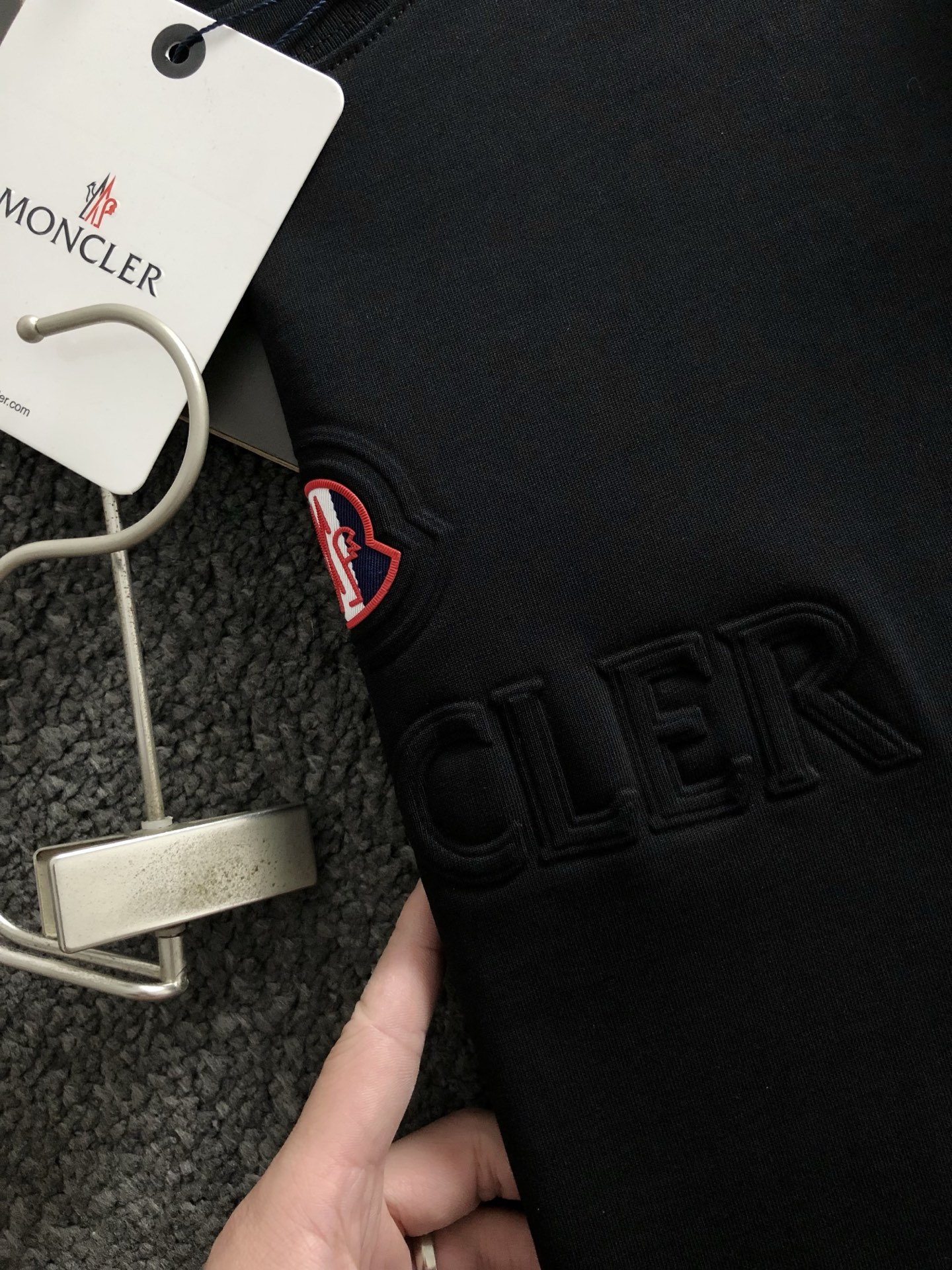  Mon*合身版型S-XXL
2025春夏黑色压花字母贴标工艺短袖，顶级元素融合打造，经典短袖3标齐全，