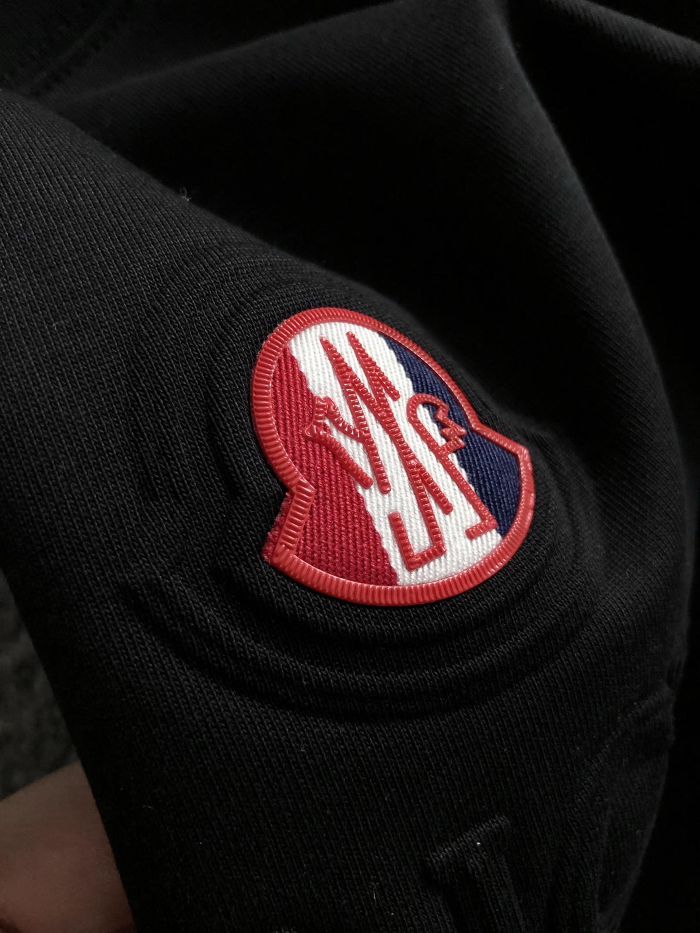  Mon*合身版型S-XXL
2025春夏黑色压花字母贴标工艺短袖，顶级元素融合打造，经典短袖3标齐全，