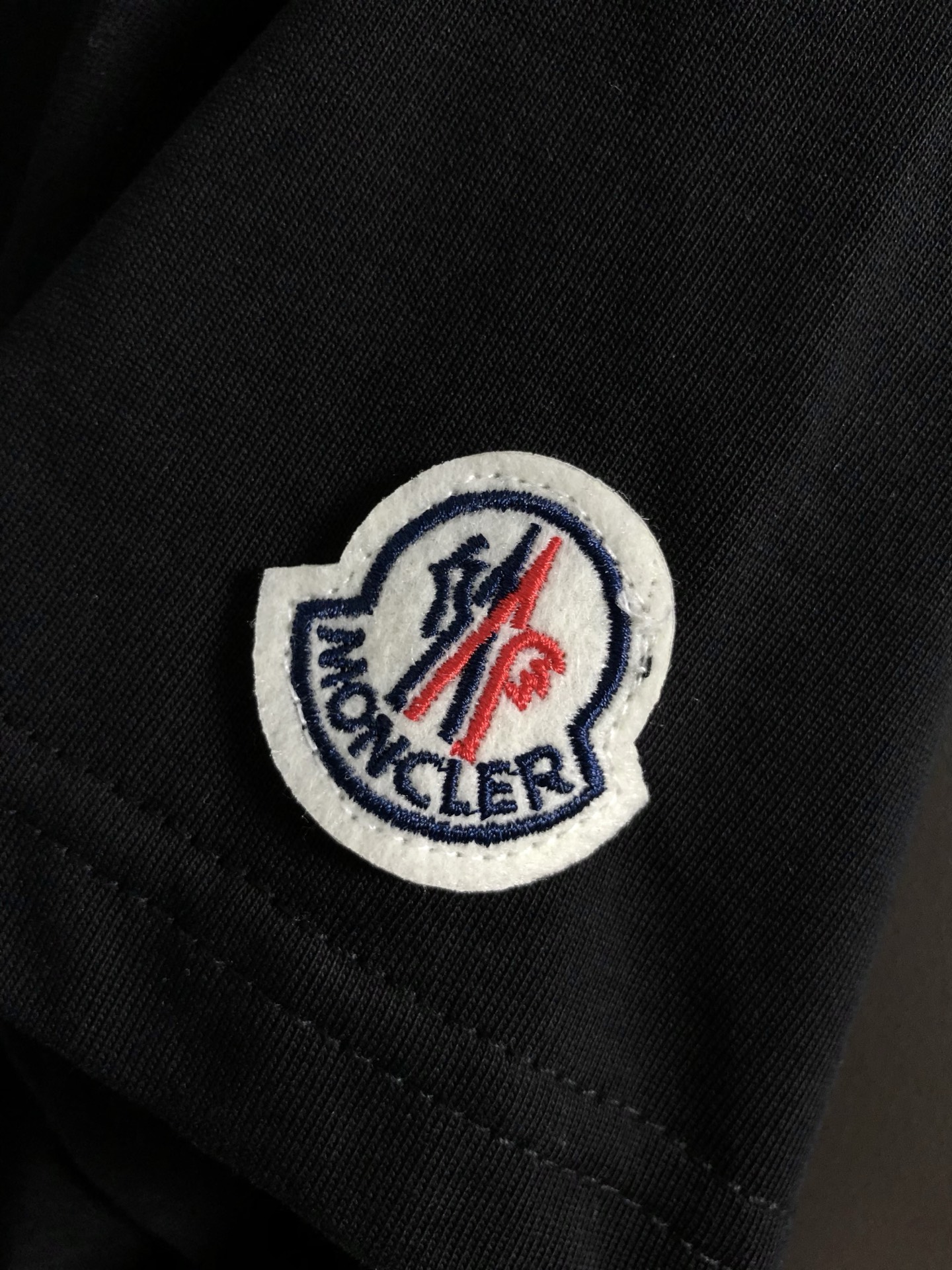  Mon*合身版型S-XXL
2025春夏黑色压花字母贴标工艺短袖，顶级元素融合打造，经典短袖3标齐全，