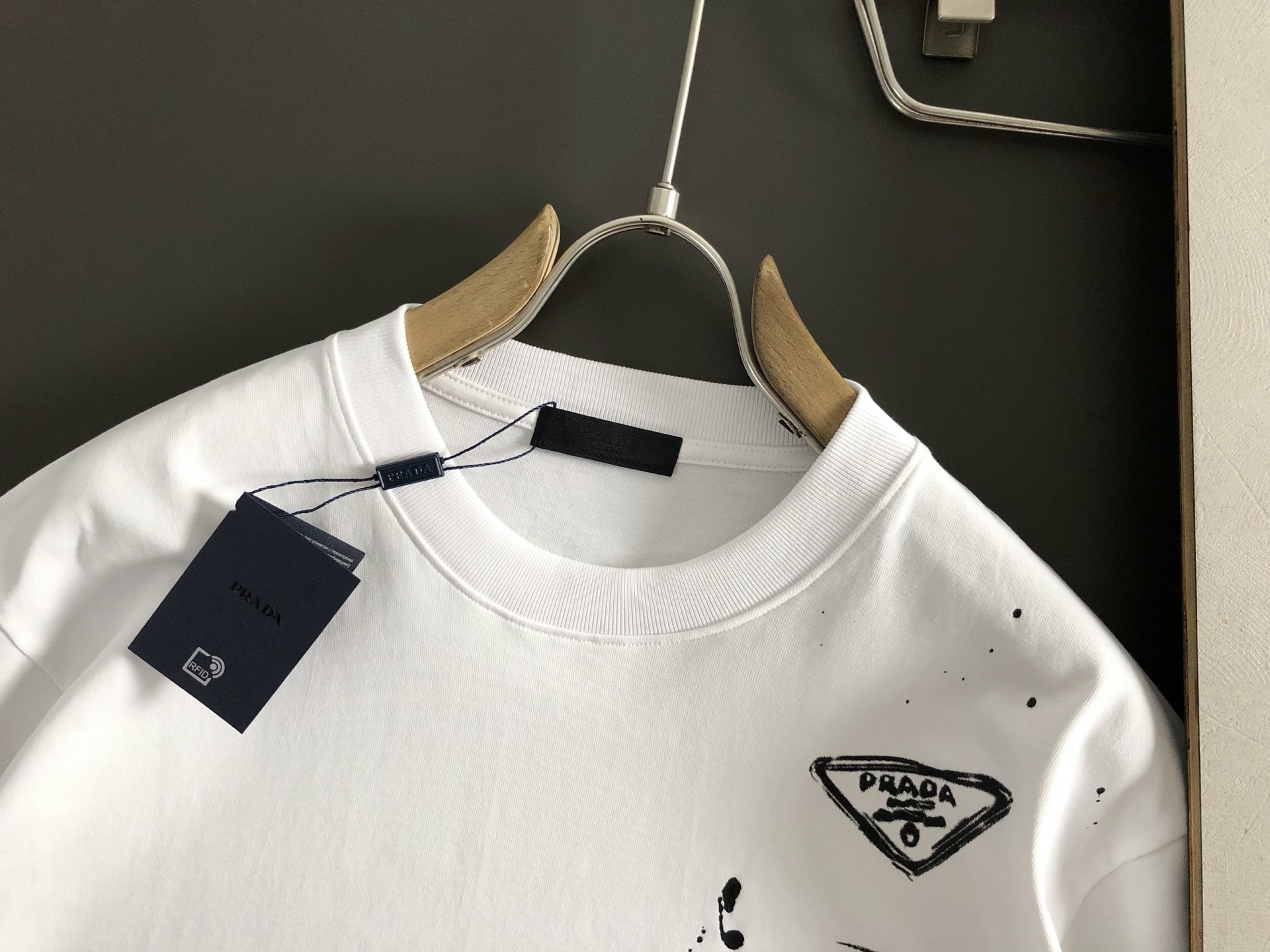  Prad*合身版型S-Xl
25春夏顶编金属三角标涂鸦重工工艺潮牌短袖，精致工艺专柜面料，顶级元素融合