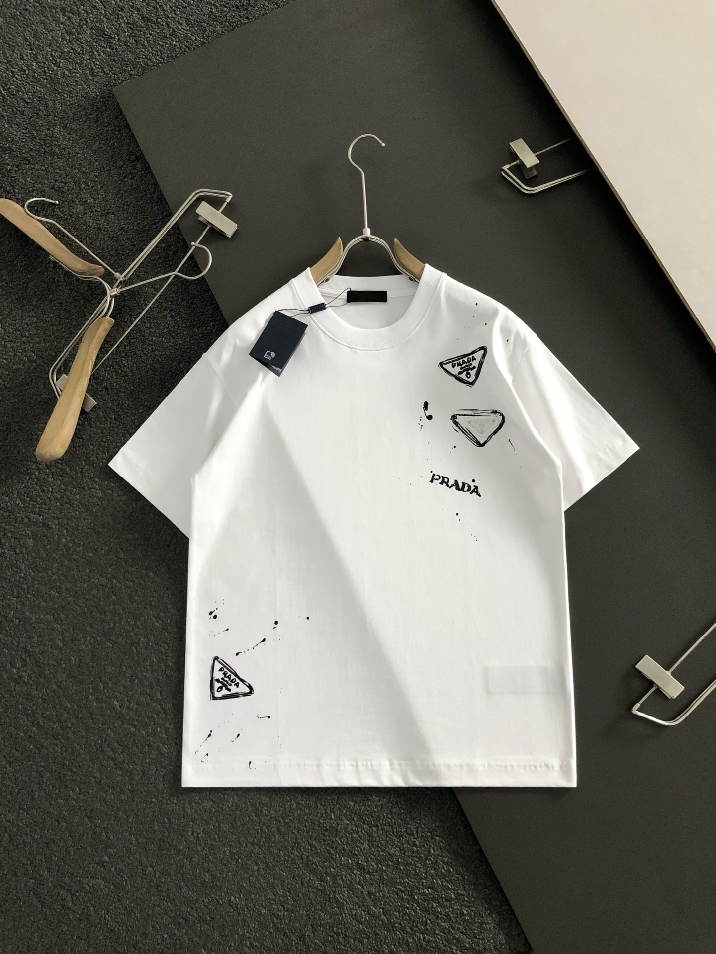  Prad*合身版型S-Xl
25春夏顶编金属三角标涂鸦重工工艺潮牌短袖，精致工艺专柜面料，顶级元素融合