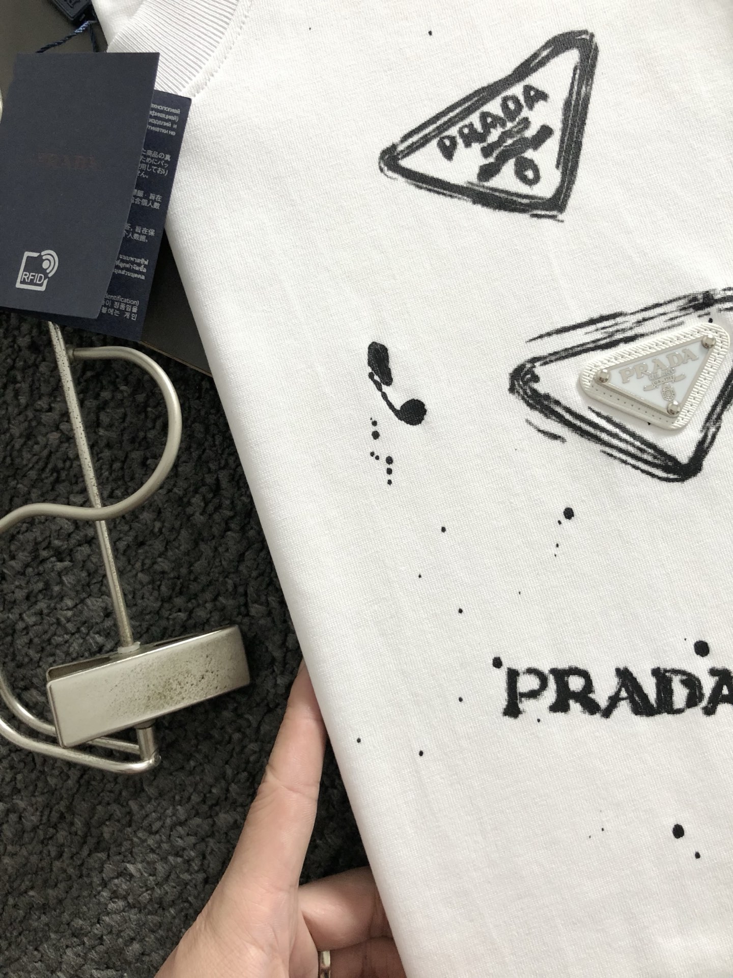  Prad*合身版型S-Xl
25春夏顶编金属三角标涂鸦重工工艺潮牌短袖，精致工艺专柜面料，顶级元素融合