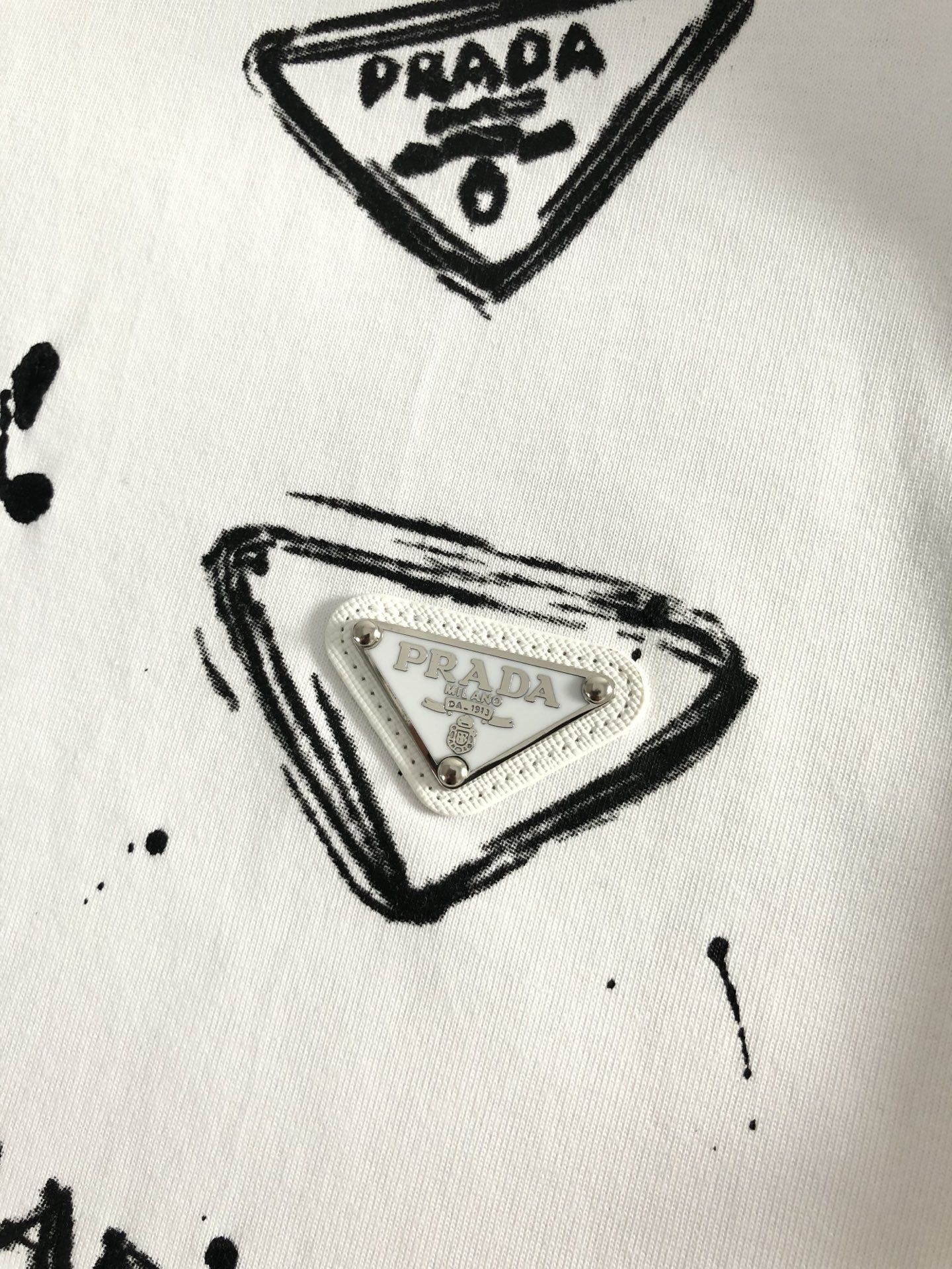  Prad*合身版型S-Xl
25春夏顶编金属三角标涂鸦重工工艺潮牌短袖，精致工艺专柜面料，顶级元素融合