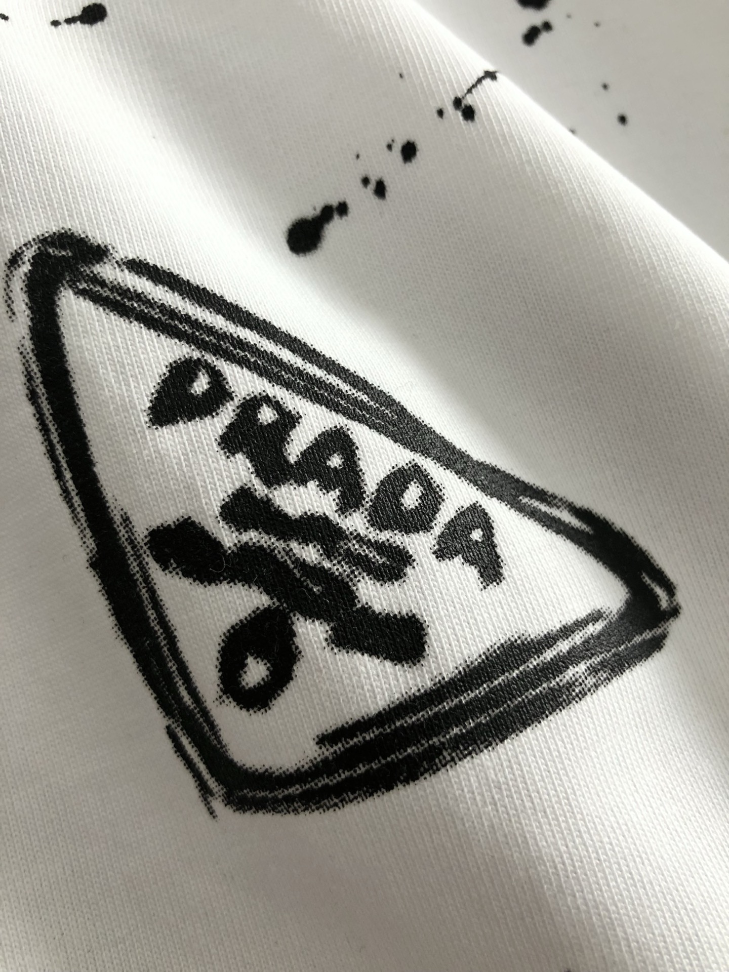 Prad*合身版型S-Xl
25春夏顶编金属三角标涂鸦重工工艺潮牌短袖，精致工艺专柜面料，顶级元素融合