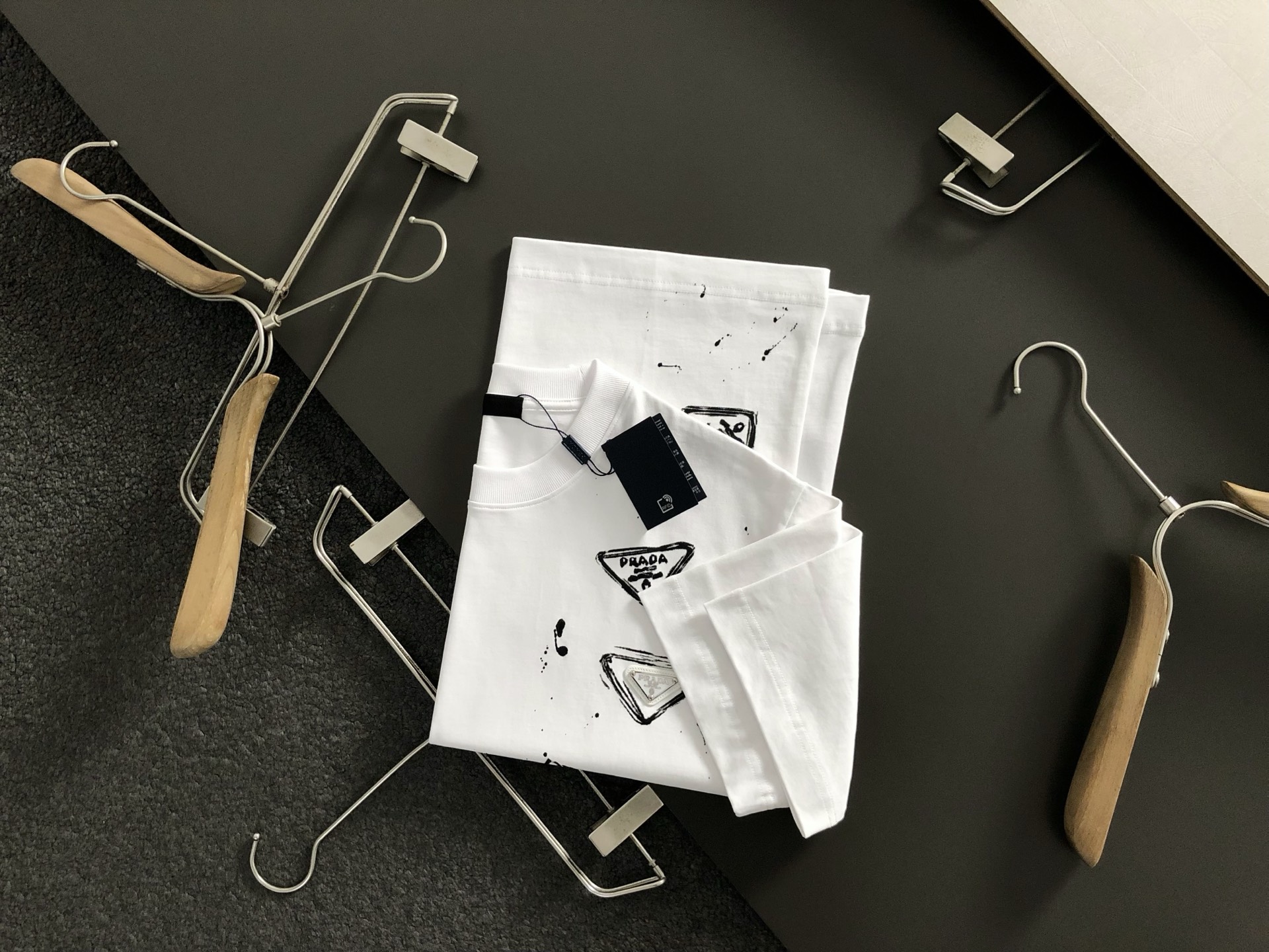 NO:513028,prad* fitting style S-Xl 25 spring and summer top metal triangle mark graffiti heavy industry crafts trendy brand short sleeves, exquisite craftsmanship counter fabric, top-level elements fusion creation, complete 3 standards, trendy men's fashion, whether it is the comfort of the upper body or the incomparable existence, it can be said to be a must-have for summer 170-135(s)-150(M) 178-160(L)180-170(XL) 180-180(XXL),,prada,T-shirt,alexander wang19860909prad*合身版型S-Xl 25春夏顶编金属三角标涂鸦重工工艺潮牌短袖,精致工艺专柜面料,顶级元素融合打造,3标齐全,潮男时尚,无论是上身舒适度还是都是无可比拟的存在,可以说是夏日必备 170-135(s)-150(M) 178-160(L)180-170(XL) 180-180(XXL),,prada,T-shirt,alexander wang,Men's clothing