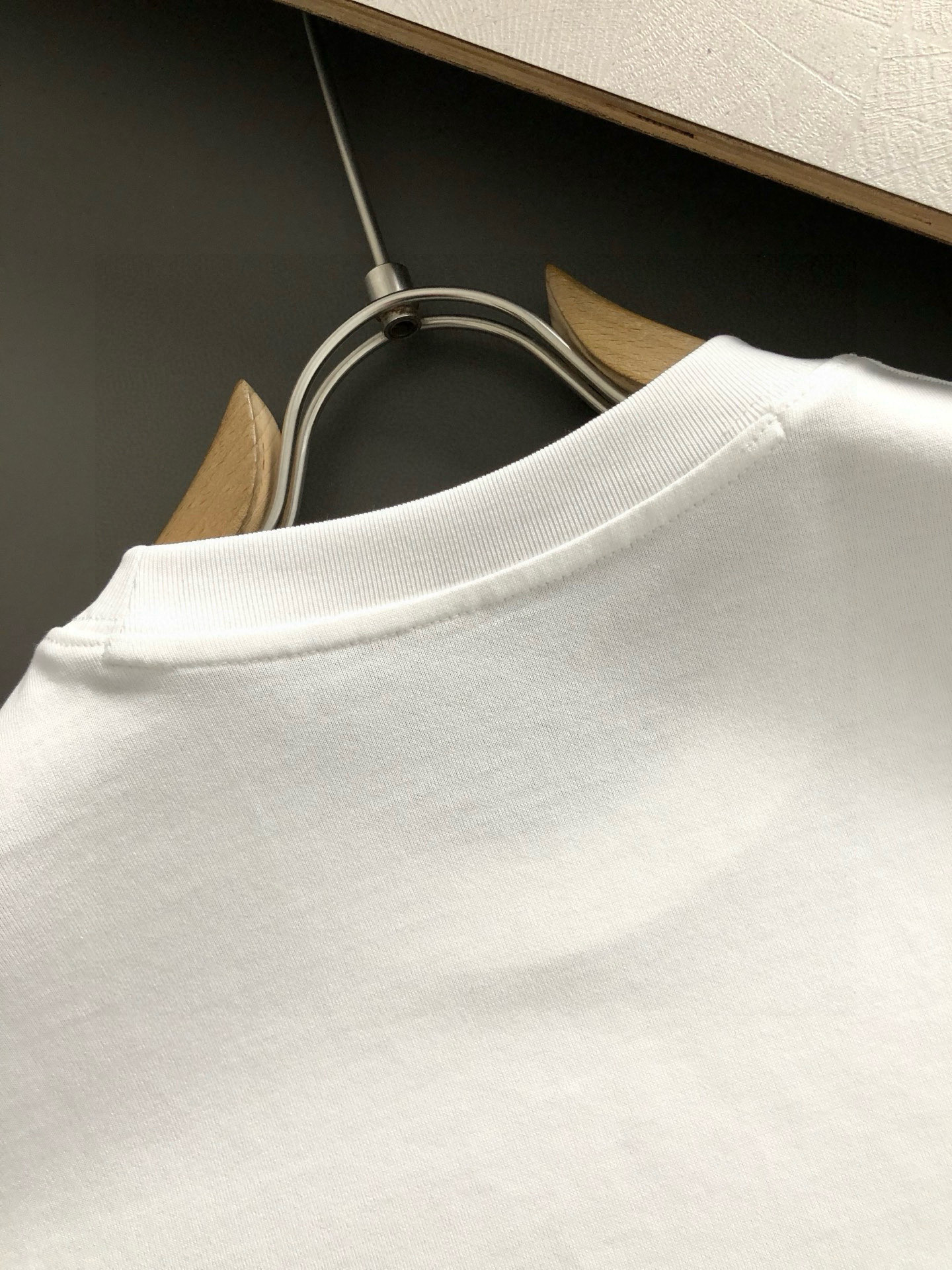  Prad*合身版型S-Xl
25春夏顶编金属三角标涂鸦重工工艺潮牌短袖，精致工艺专柜面料，顶级元素融合