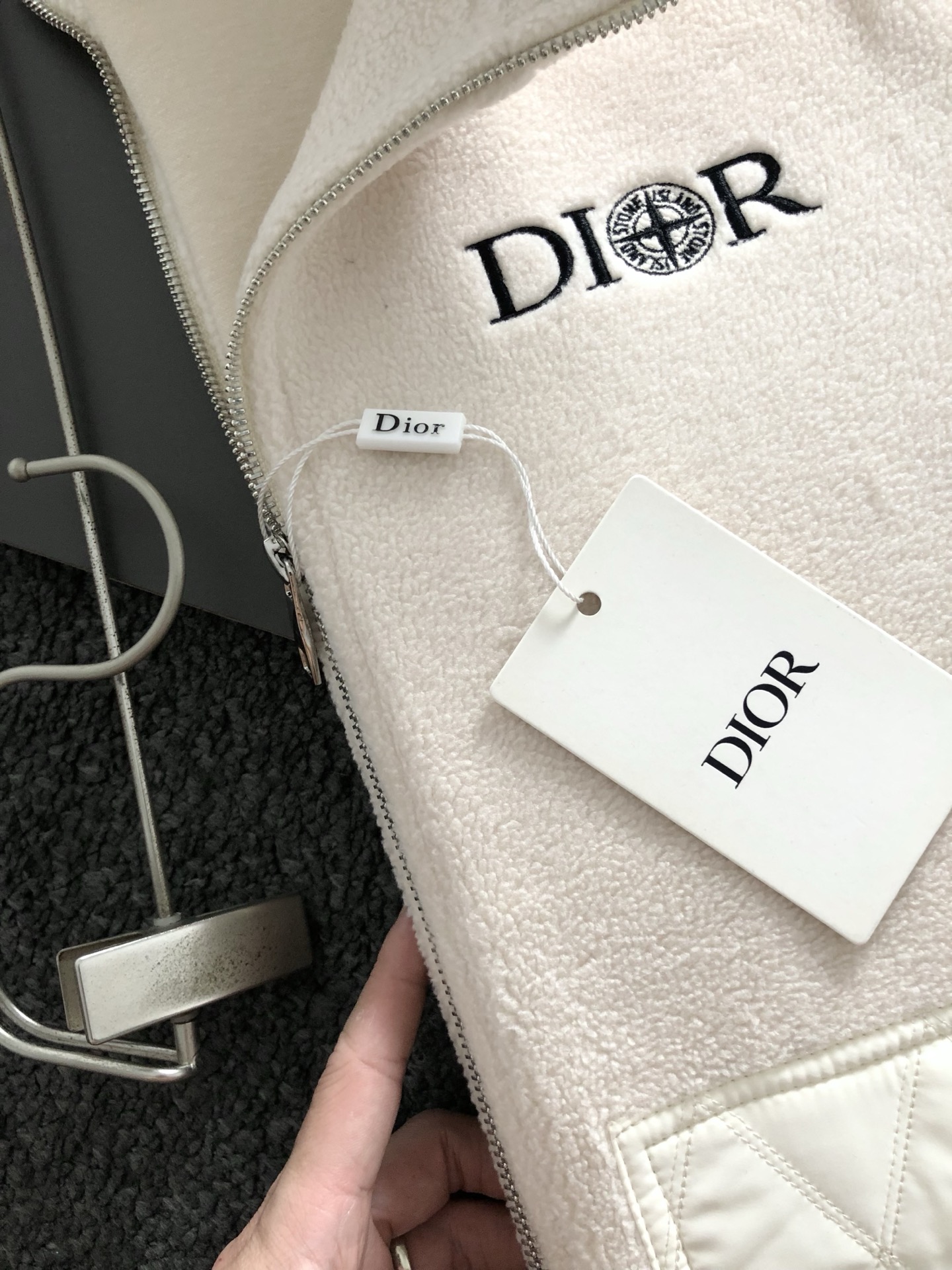  Dir*合身版型m-xxxl
25秋冬新款颗拼接皮精仿潮牌刺绣字母拉链拼接立领外套，顶级精纺颗粒绒不起