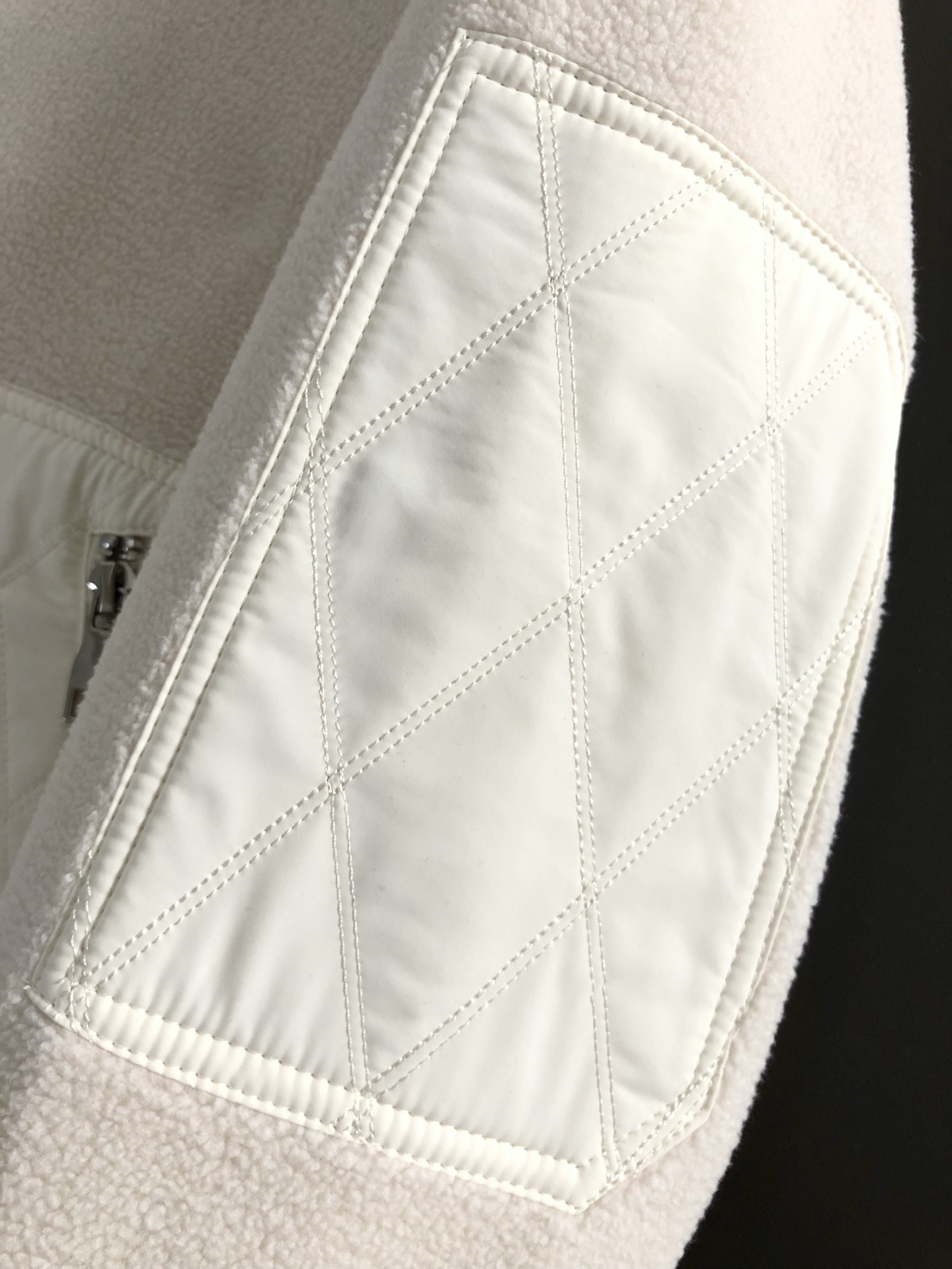  Dir*合身版型m-xxxl
25秋冬新款颗拼接皮精仿潮牌刺绣字母拉链拼接立领外套，顶级精纺颗粒绒不起