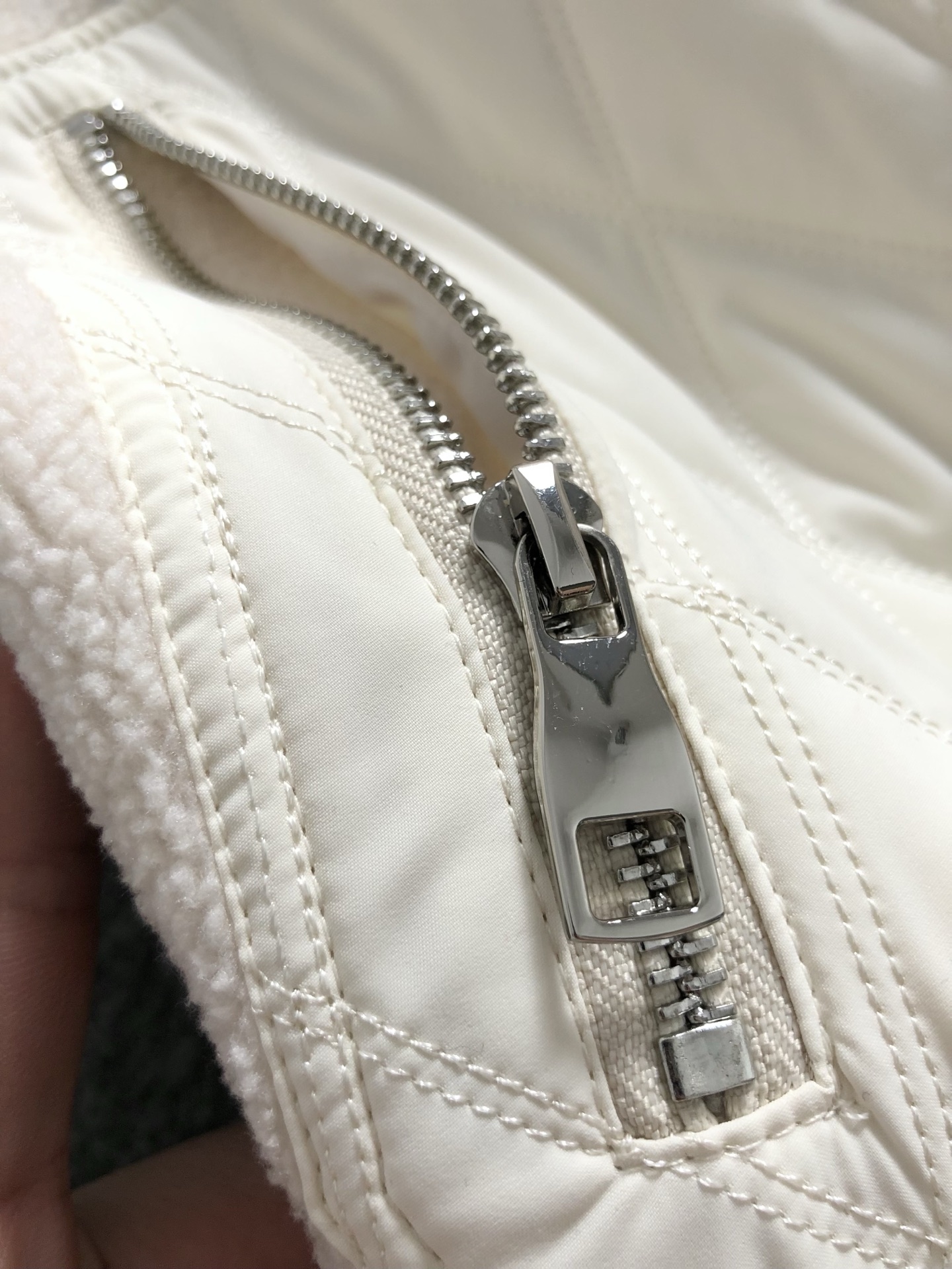  Dir*合身版型m-xxxl
25秋冬新款颗拼接皮精仿潮牌刺绣字母拉链拼接立领外套，顶级精纺颗粒绒不起