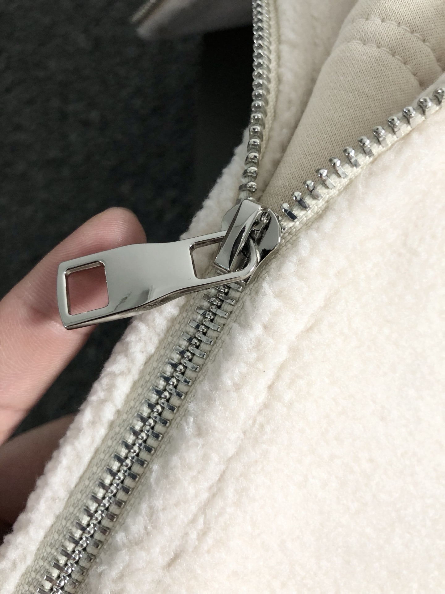  Dir*合身版型m-xxxl
25秋冬新款颗拼接皮精仿潮牌刺绣字母拉链拼接立领外套，顶级精纺颗粒绒不起