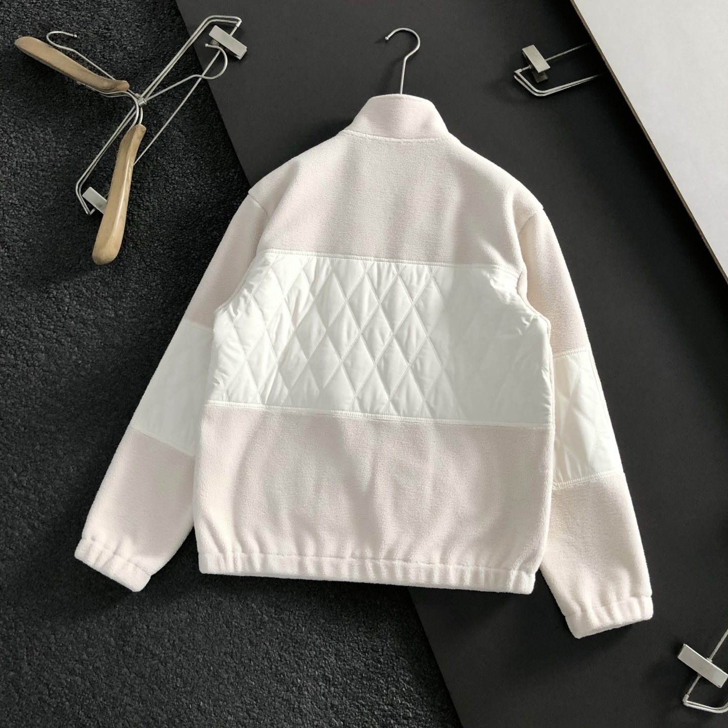  Dir*合身版型m-xxxl
25秋冬新款颗拼接皮精仿潮牌刺绣字母拉链拼接立领外套，顶级精纺颗粒绒不起