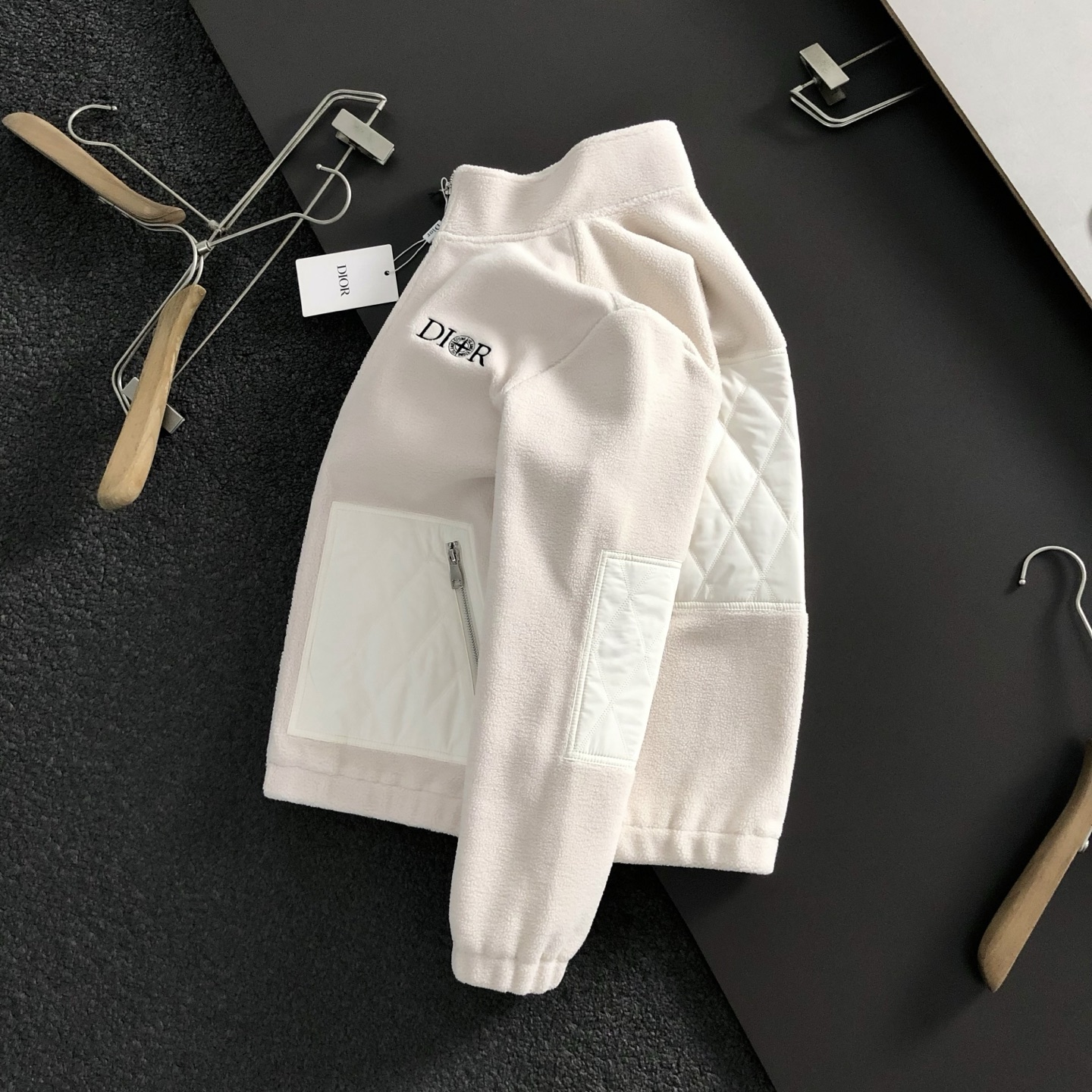 NO:513030,Dir* fit style m-xxxl 25 autumn and winter new style spliced ​​leather fine imitation trendy brand embroidered letter zipper spliced ​​stand collar jacket, top-grade worsted granule velvet does not pill or shed hair, quality assurance, loose 3D cut, three-dimensional tailoring that conforms to the aesthetics of human body, minimalist tone is very handsome. Number of codes M-xxxl,,jackets & coats,alexander wang19860909Dir*合身版型m-xxxl 25秋冬新款颗拼接皮精仿潮牌刺绣字母拉链拼接立领外套,顶级精纺颗粒绒不起球不掉毛,品质保证,宽松版型立体剪裁,符合人体机能美学的立体剪裁,极简的调性很帅气.码数 M-xxxl,,jackets & coats,alexander wang,Men's clothing