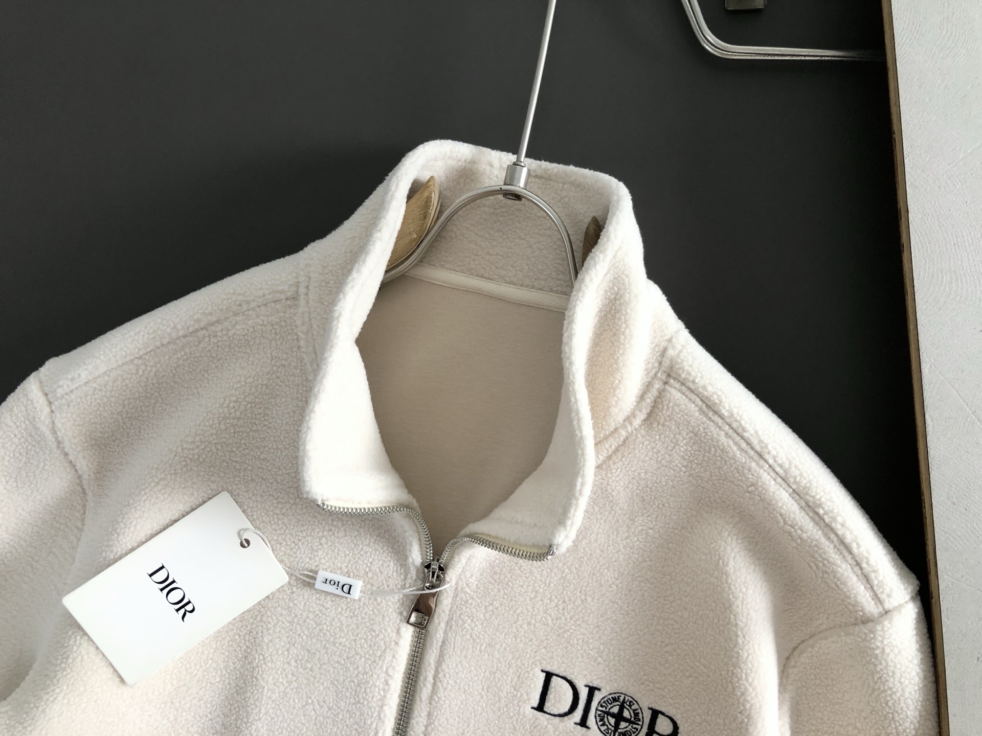  Dir*合身版型m-xxxl
25秋冬新款颗拼接皮精仿潮牌刺绣字母拉链拼接立领外套，顶级精纺颗粒绒不起