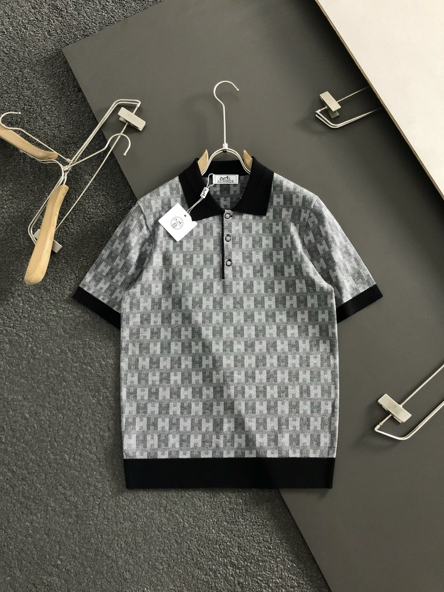  Hms*合身版型M-XXXL
2025秋冬字母H满幅提花羊毛短袖Polo*精致工艺专柜面料，顶级元素融