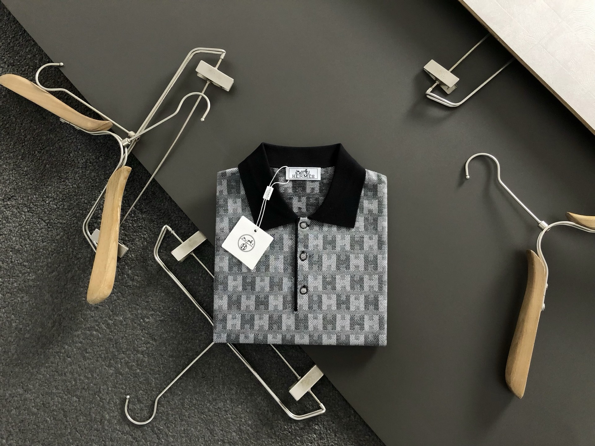 NO:513017,Hms*fitting style M-XXXL 2025 autumn and winter letters H full jacquard wool short-sleeved polo* exquisite craftsmanship counter fabric, top-level elements fusion, classic short-sleeved 3 specifications, trendy men's fashion, whether it is the comfort of the upper body or the incomparable existence 170-135(M) -150(L) 178-(XL)180-170(XXL) 180-180(XXXL) your,,T-shirt,alexander wang19860909Hms*合身版型M-XXXL 2025秋冬字母H满幅提花羊毛短袖polo*精致工艺专柜面料,顶级元素融合打造,经典短袖3标齐全,潮男时尚,无论是上身舒适度还是都是无可比拟的存在 170-135(M) -150(L) 178-(XL)180-170(XXL) 180-180(XXXL) your,,T-shirt,alexander wang,Men's clothing