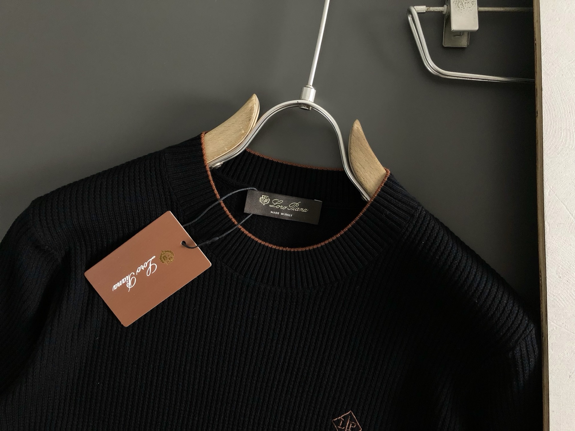  lP🆕*合身版型M-XXXL
2025秋冬老钱风字母提花羊毛短袖，精致工艺专柜面料，顶级元素融合打造，