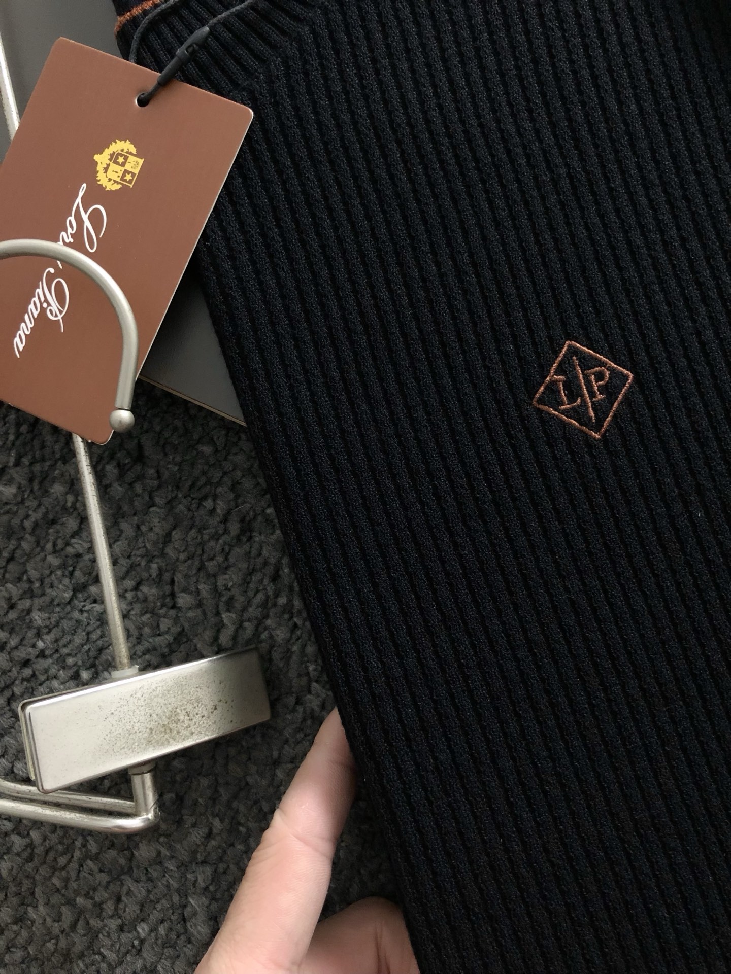  lP🆕*合身版型M-XXXL
2025秋冬老钱风字母提花羊毛短袖，精致工艺专柜面料，顶级元素融合打造，