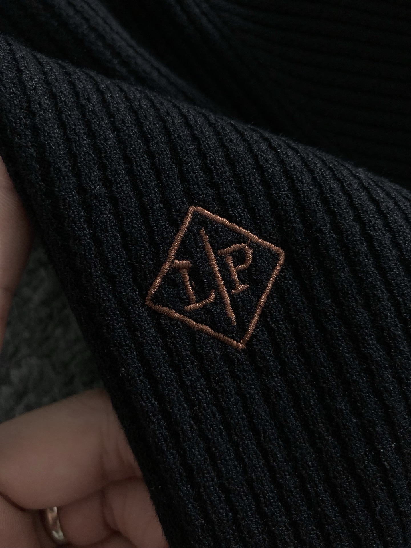  lP🆕*合身版型M-XXXL
2025秋冬老钱风字母提花羊毛短袖，精致工艺专柜面料，顶级元素融合打造，