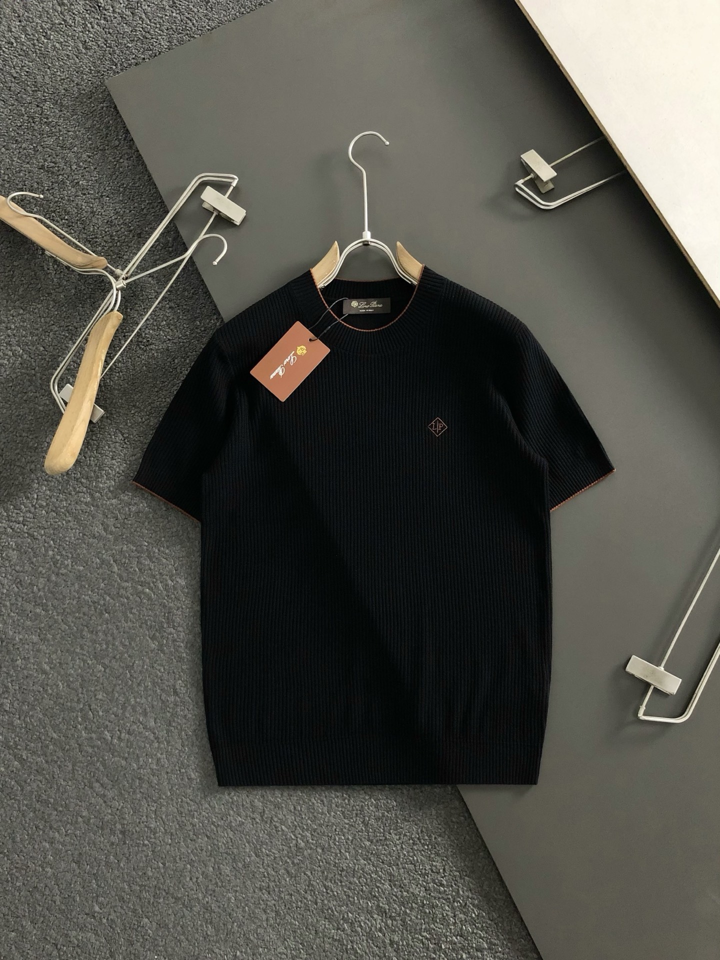  lP🆕*合身版型M-XXXL
2025秋冬老钱风字母提花羊毛短袖，精致工艺专柜面料，顶级元素融合打造，