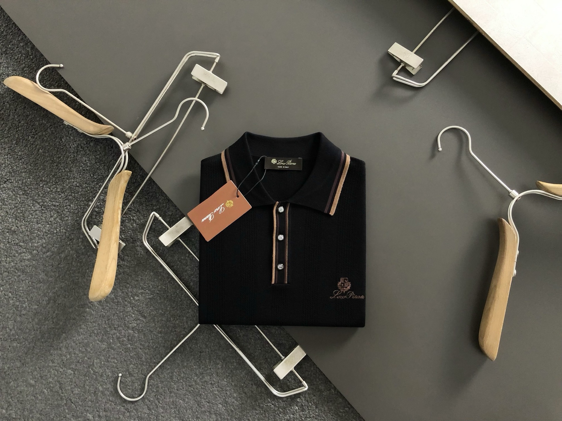 NO:513021,Lp*fitting style M-XXXL 2025 autumn and winter old Qianfeng letter jacquard wool short-sleeved Polo* exquisite craftsmanship counter fabric, top-level elements fusion, classic short-sleeved 3 specifications, trendy men's fashion, whether it is the comfort of the upper body or the incomparable existence 170-135(M) -150(L) 178-(XL)180-170(XXL) 180-180(XXXL) your,,loro piano,T-shirt,alexander wang19860909Lp*合身版型M-XXXL 2025秋冬老钱风字母提花羊毛短袖Polo*精致工艺专柜面料,顶级元素融合打造,经典短袖3标齐全,潮男时尚,无论是上身舒适度还是都是无可比拟的存在 170-135(M) -150(L) 178-(XL)180-170(XXL) 180-180(XXXL) your,,loro piana,T-shirt,alexander wang,Men's clothing