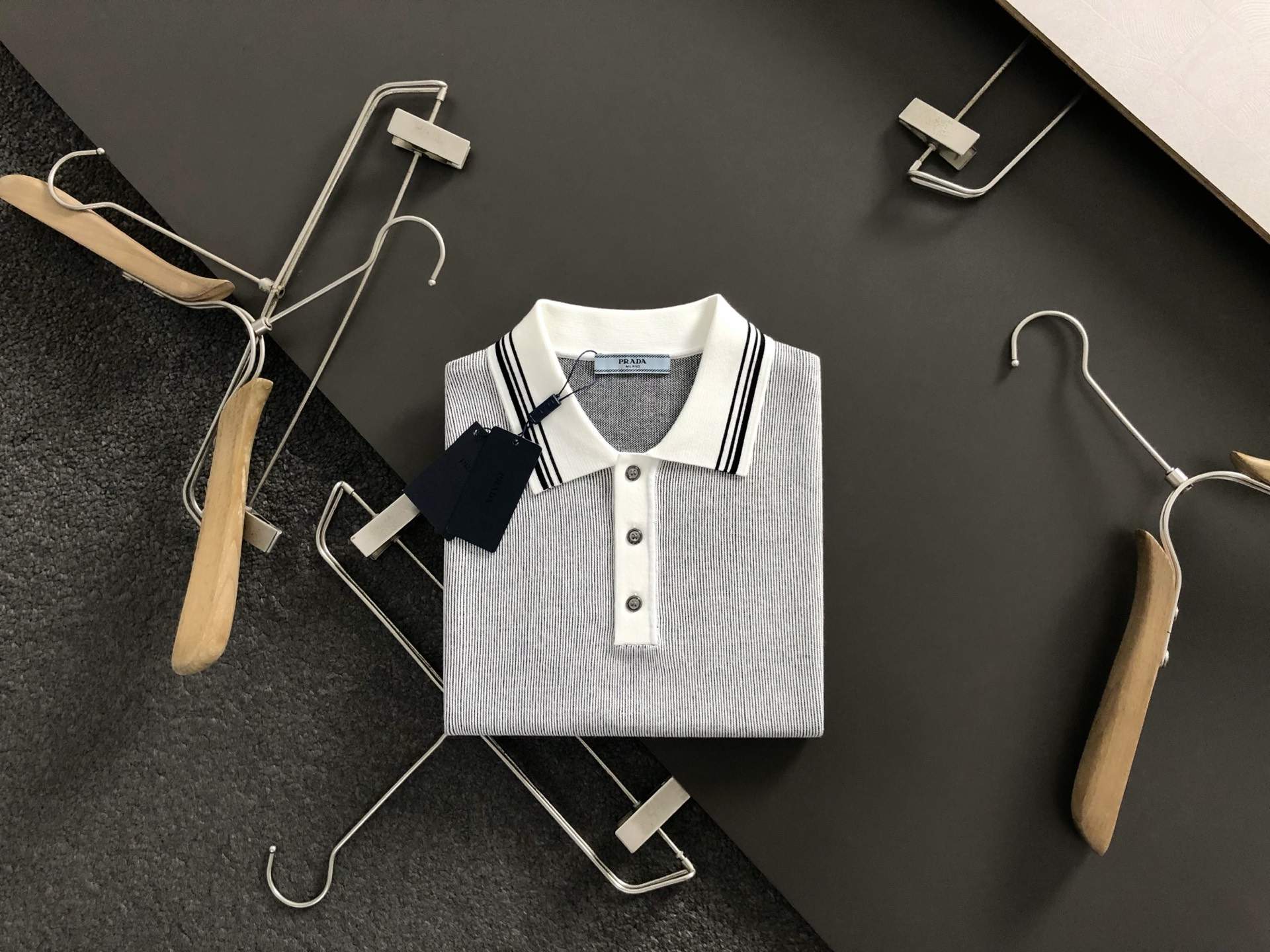 NO:513025,PRAD* fitting style M-XXXL 2025 autumn and winter pinstripe letter jacquard wool short-sleeved poli* exquisite craftsmanship counter fabric, top-level elements fusion, classic short-sleeved 3 specifications, trendy men's fashion, whether it is the comfort of the upper body or the incomparable existence 170-135(M) -150(L) 178-160(XL) 180-170(XXL) 180-180(XXXL),,prada,T-shirt,alexander wang19860909PRAD*合身版型M-XXXL 2025秋冬细条纹字母提花羊毛短袖poli*精致工艺专柜面料,顶级元素融合打造,经典短袖3标齐全,潮男时尚,无论是上身舒适度还是都是无可比拟的存在 170-135(M) -150(L) 178-160(XL)180-170(XXL) 180-180(XXXL),,prada,T-shirt,alexander wang,Men's clothing