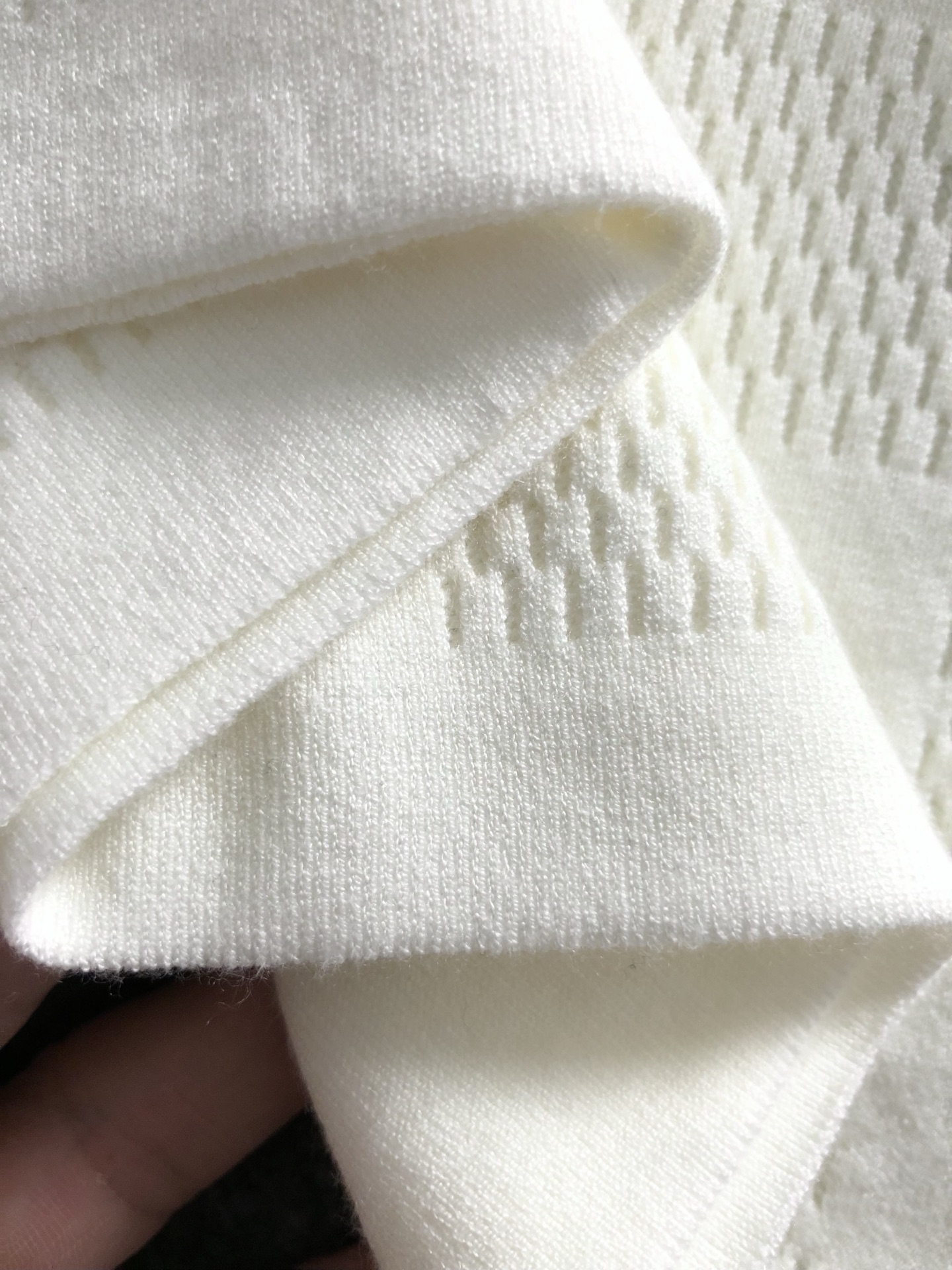  L牌*合身版型M-XXXL
2025秋冬棋盘格提花刺绣字母羊毛短袖，精致工艺专柜面料，顶级元素融合打造