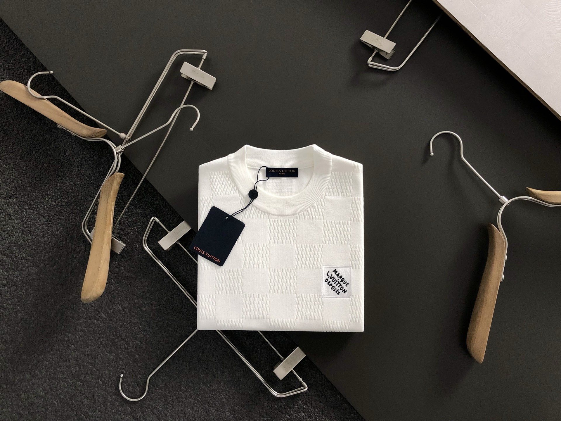 NO:513015,L brand* fitting M-XXXL 2025 autumn and winter chess board plaid jacquard embroidered ewe wool short sleeves, exquisite craftsmanship counter fabric, top-level elements fusion, classic short sleeves 3 standards complete, trendy men's fashion, whether it is the comfort of the upper body or the incomparable existence 170-135(M) -150(L) 178-(XL)180-170(XXL) 180-180(XXXL) your,,T-shirt,alexander wang19860909L牌*合身版型M-XXXL 2025秋冬棋盘格提花刺绣字母羊毛短袖,精致工艺专柜面料,顶级元素融合打造,经典短袖3标齐全,潮男时尚,无论是上身舒适度还是都是无可比拟的存在 170-135(M) -150(L) 178-(XL)180-170(XXL) 180-180(XXXL) your,,T-shirt,alexander wang,Men's clothing