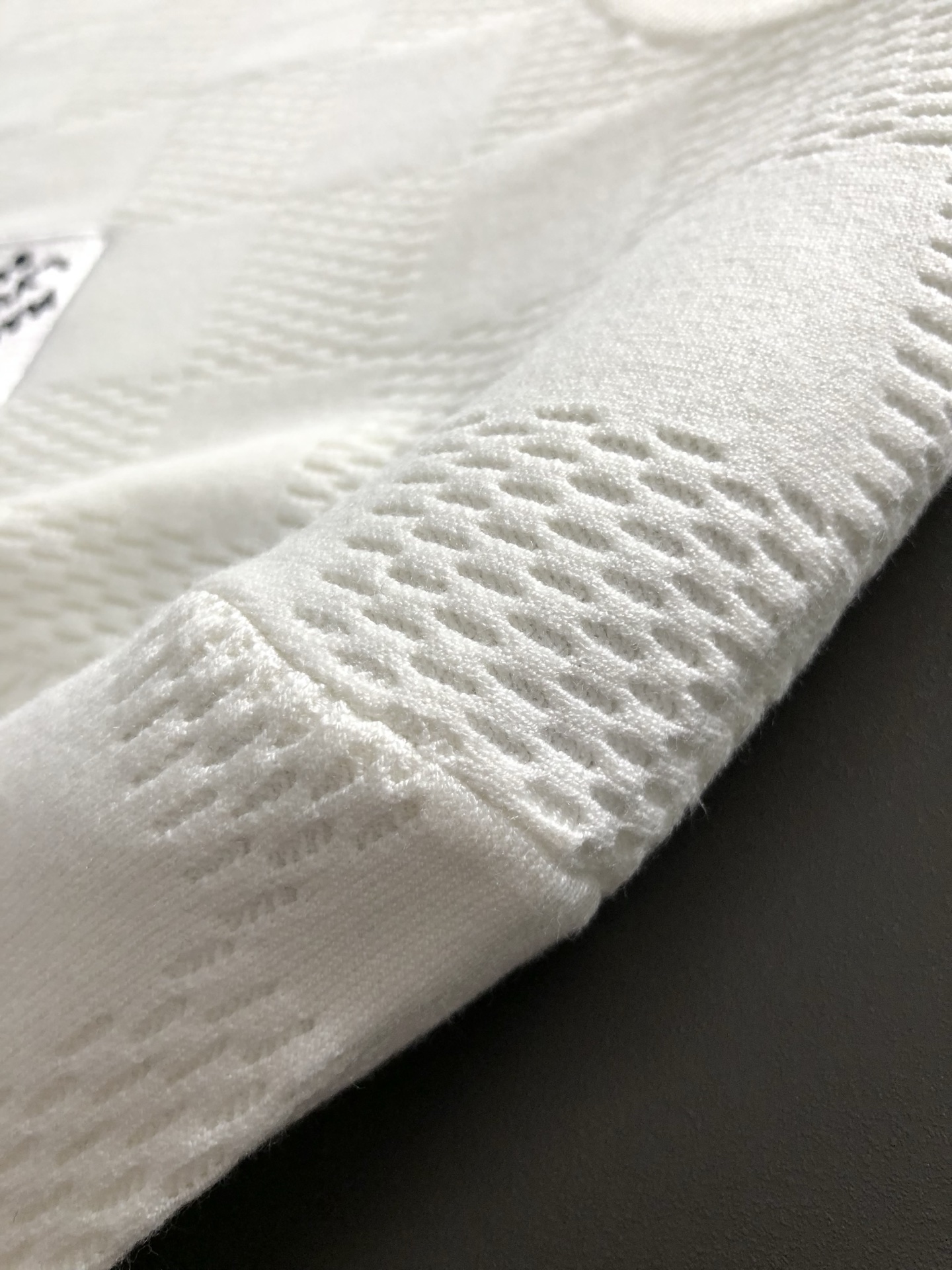  L牌*合身版型M-XXXL
2025秋冬棋盘格提花刺绣字母羊毛短袖，精致工艺专柜面料，顶级元素融合打造