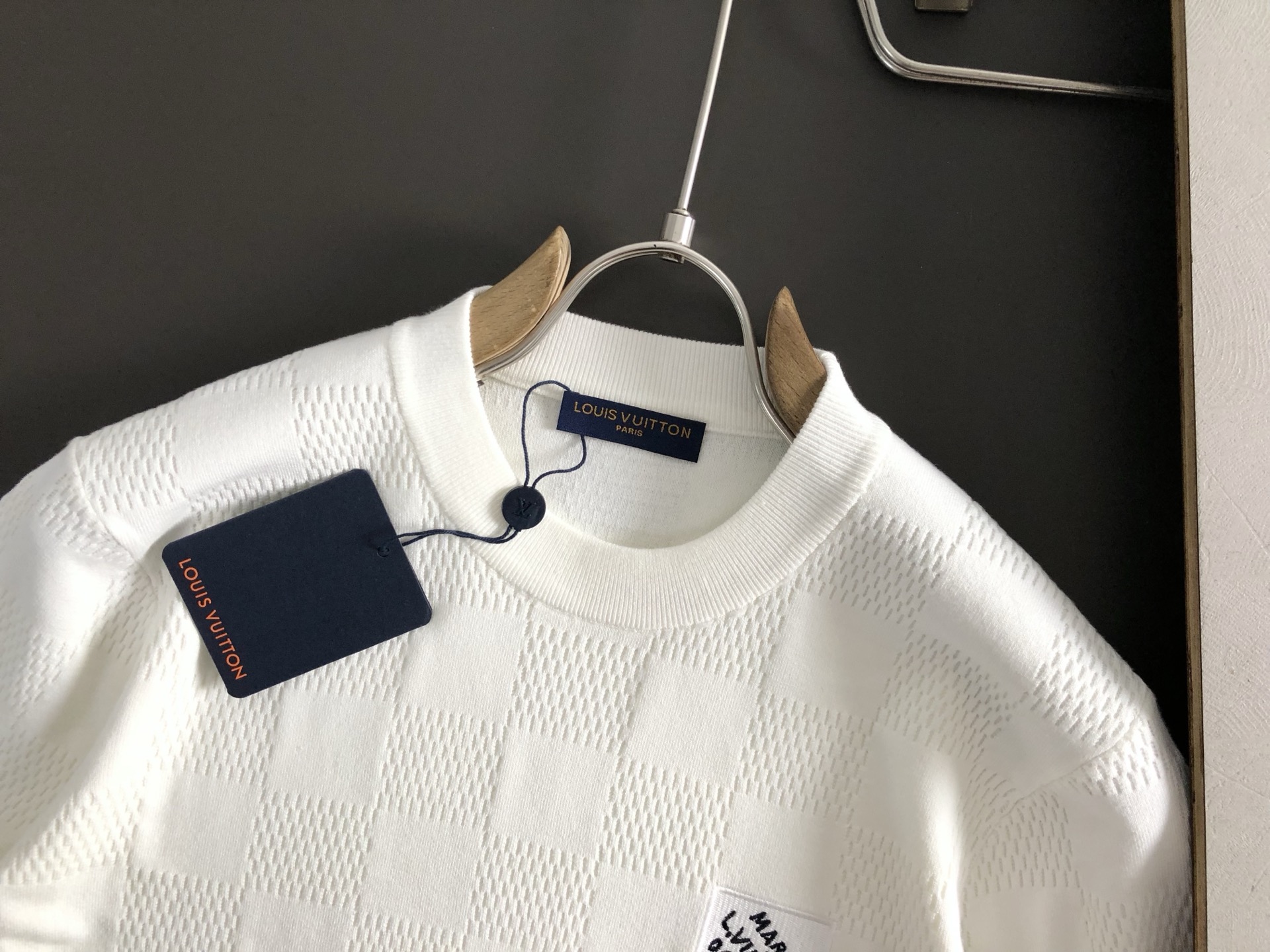  L牌*合身版型M-XXXL
2025秋冬棋盘格提花刺绣字母羊毛短袖，精致工艺专柜面料，顶级元素融合打造