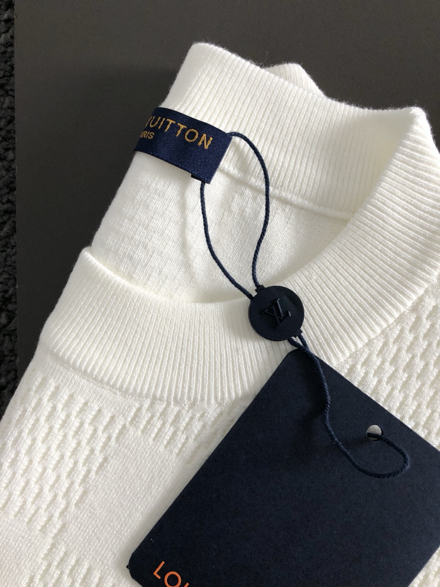  L牌*合身版型M-XXXL
2025秋冬棋盘格提花刺绣字母羊毛短袖，精致工艺专柜面料，顶级元素融合打造