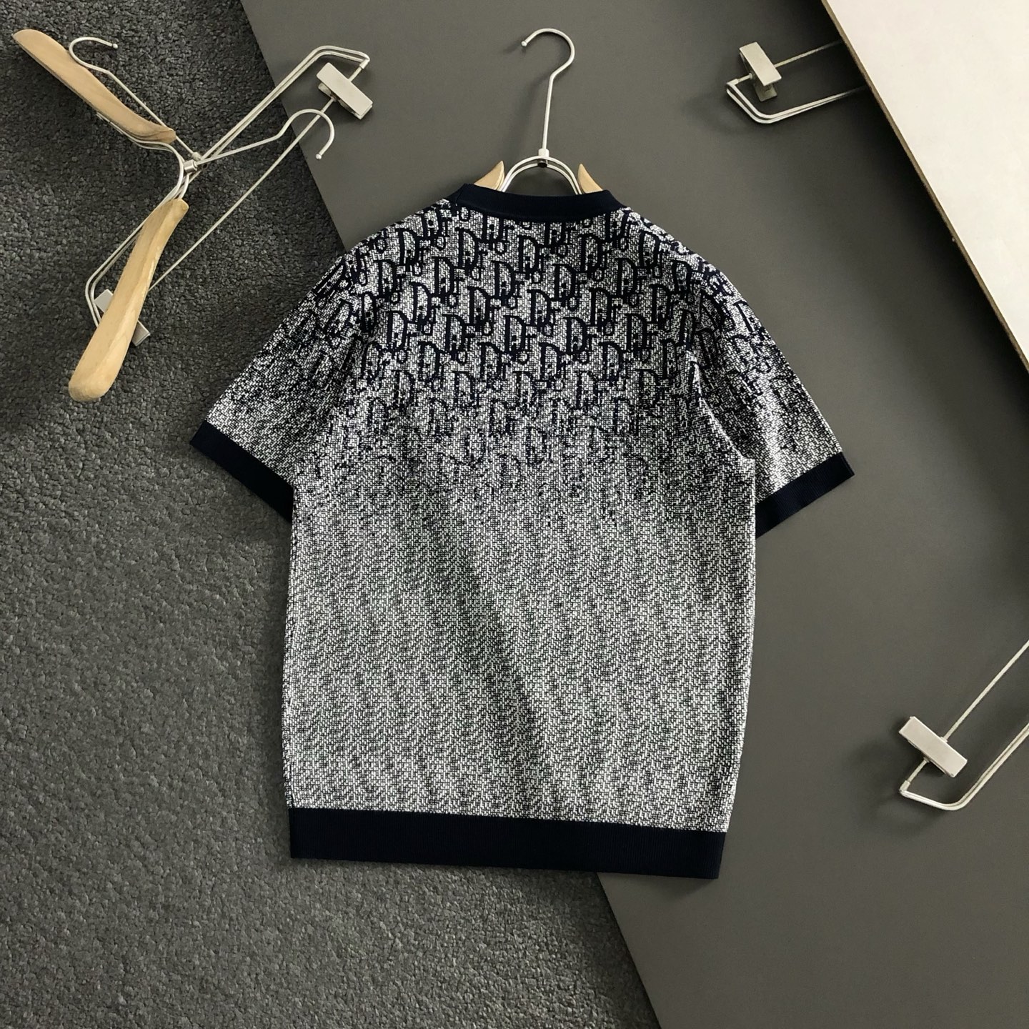  Dir*合身版型M-XXXL
2025秋冬提花渐变羊毛短袖，精致工艺专柜面料，顶级元素融合打造，经典短