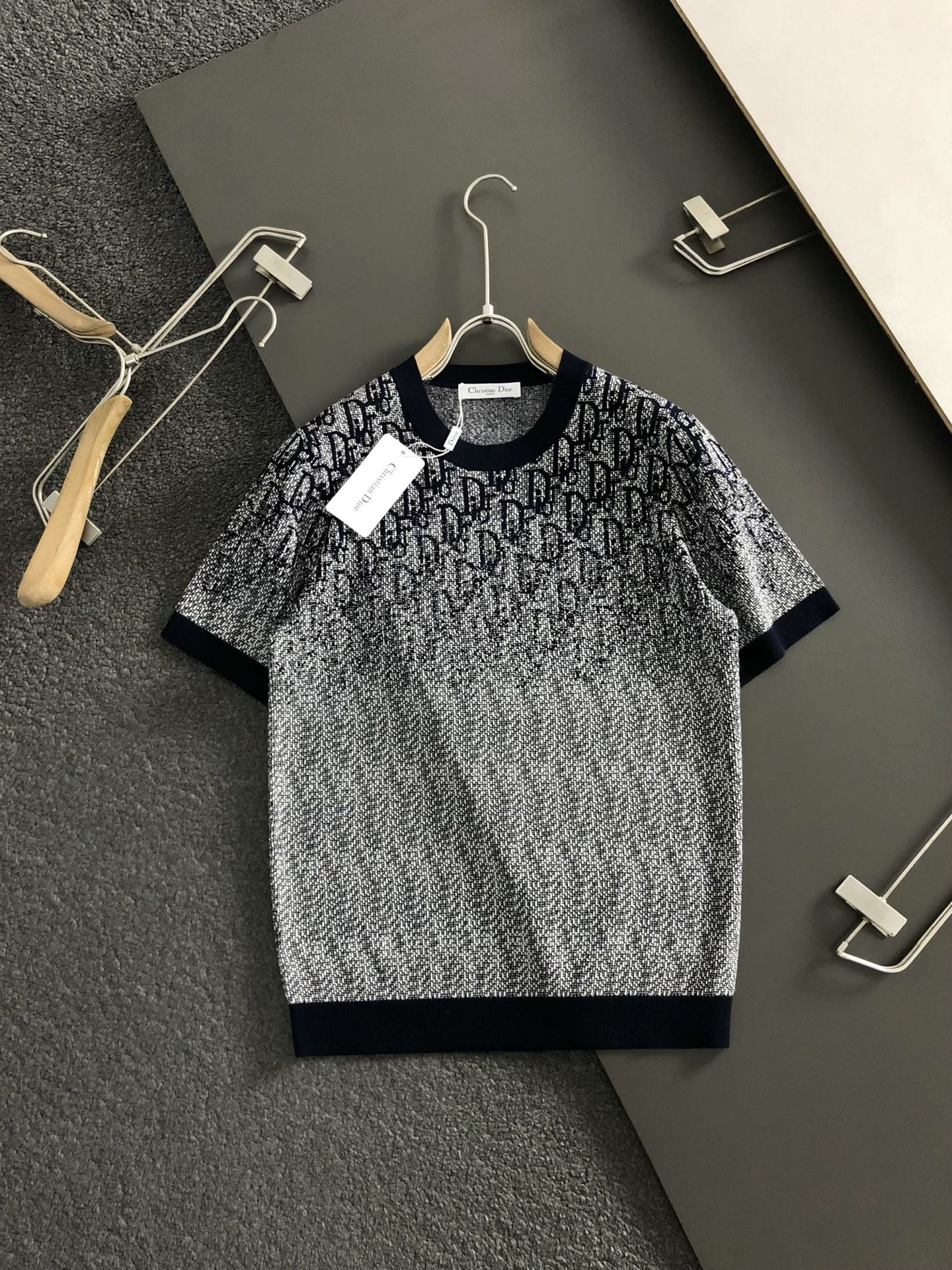  Dir*合身版型M-XXXL
2025秋冬提花渐变羊毛短袖，精致工艺专柜面料，顶级元素融合打造，经典短