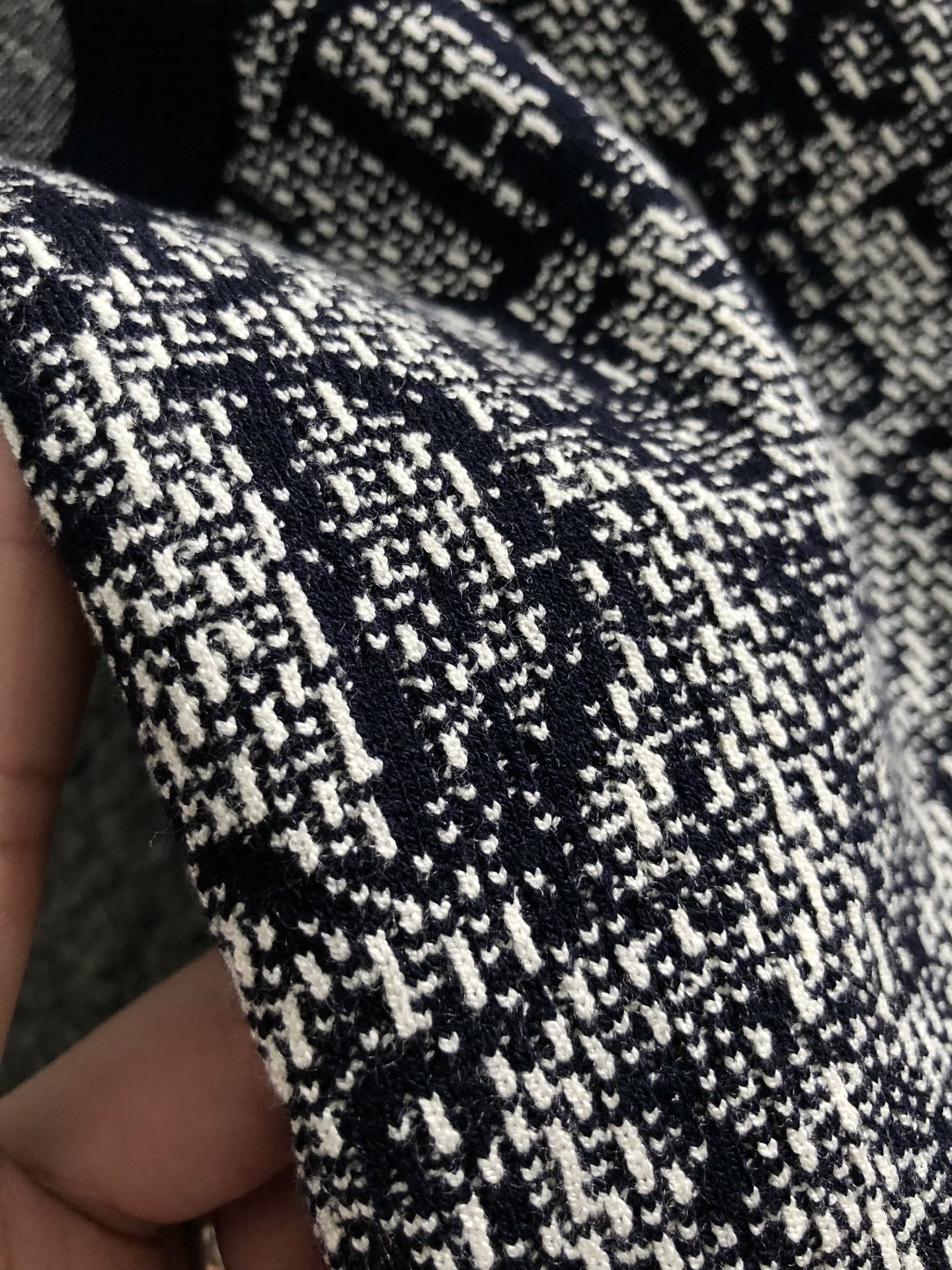  Dir*合身版型M-XXXL
2025秋冬提花渐变羊毛短袖，精致工艺专柜面料，顶级元素融合打造，经典短