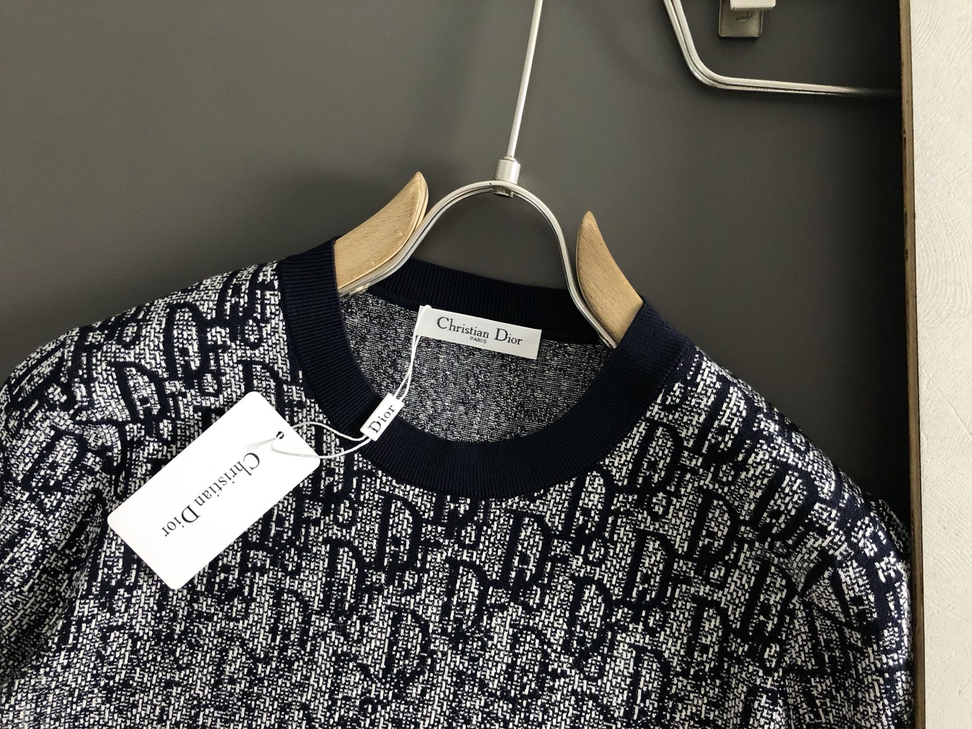  Dir*合身版型M-XXXL
2025秋冬提花渐变羊毛短袖，精致工艺专柜面料，顶级元素融合打造，经典短