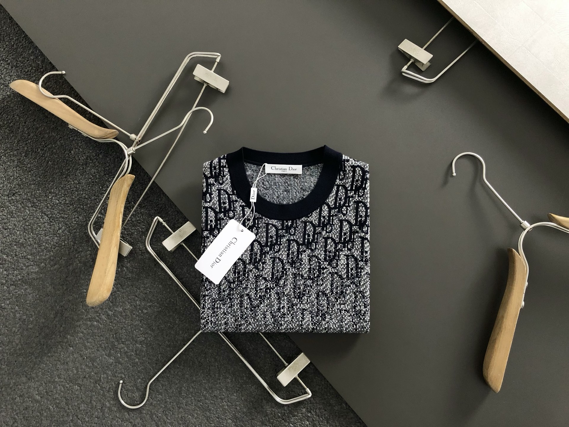 NO:513023,Dir* fitting style M-XXXL 2025 autumn and winter jacquard gradient wool short sleeves, exquisite craftsmanship counter fabric, top-level elements fusion, classic short sleeves 3 specifications complete, trendy men's fashion, whether it is the comfort of the upper body or the incomparable existence 170-135(M) -150(L) 178-160(XL) 180-170(XXL) 180-180(XXXL),,T-shirt,alexander wang19860909Dir*合身版型M-XXXL 2025秋冬提花渐变羊毛短袖,精致工艺专柜面料,顶级元素融合打造,经典短袖3标齐全,潮男时尚,无论是上身舒适度还是都是无可比拟的存在 170-135(M) -150(L) 178-160(XL)180-170(XXL) 180-180(XXXL),,T-shirt,alexander wang,Men's clothing