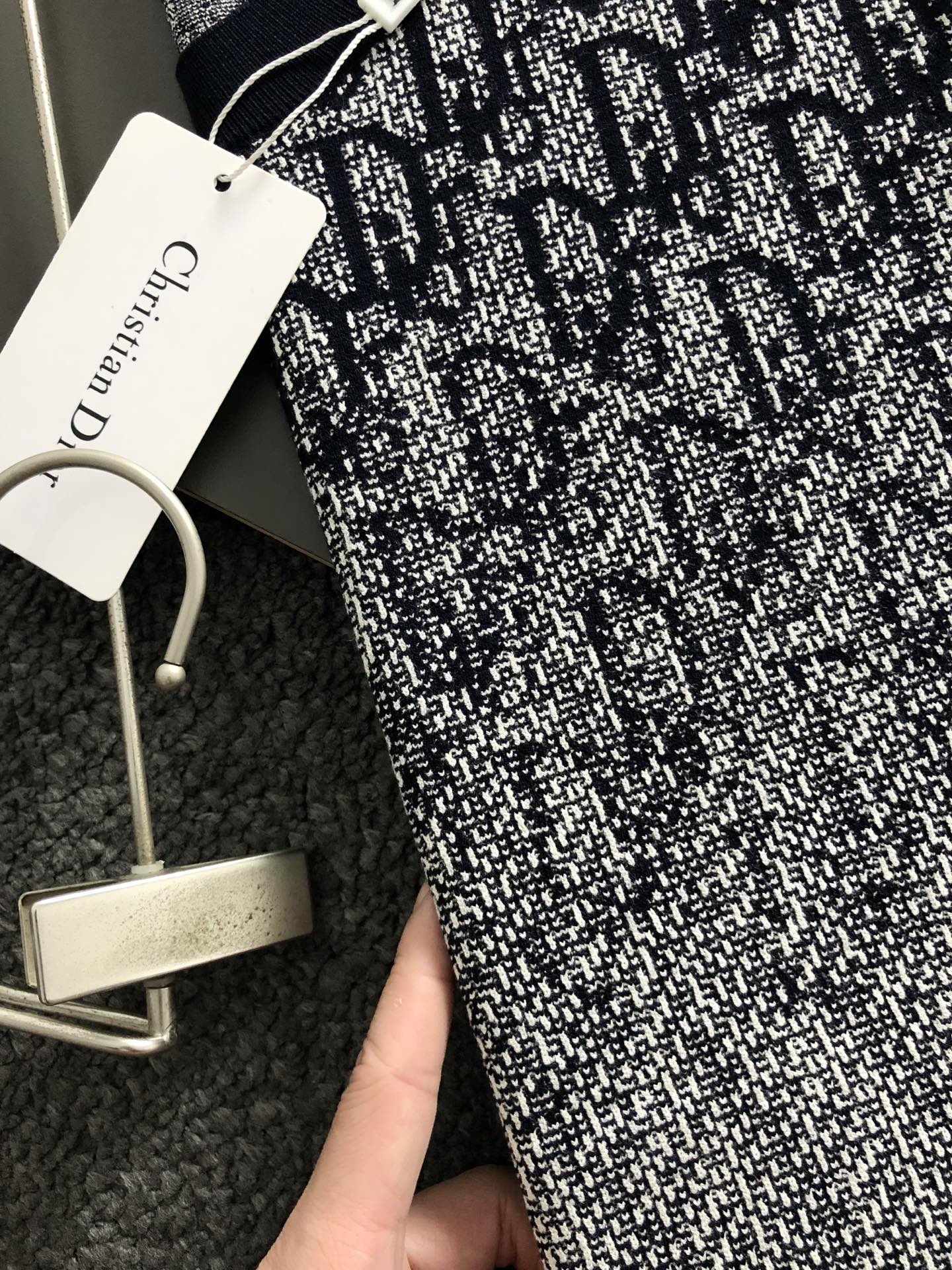  Dir*合身版型M-XXXL
2025秋冬提花渐变羊毛短袖，精致工艺专柜面料，顶级元素融合打造，经典短