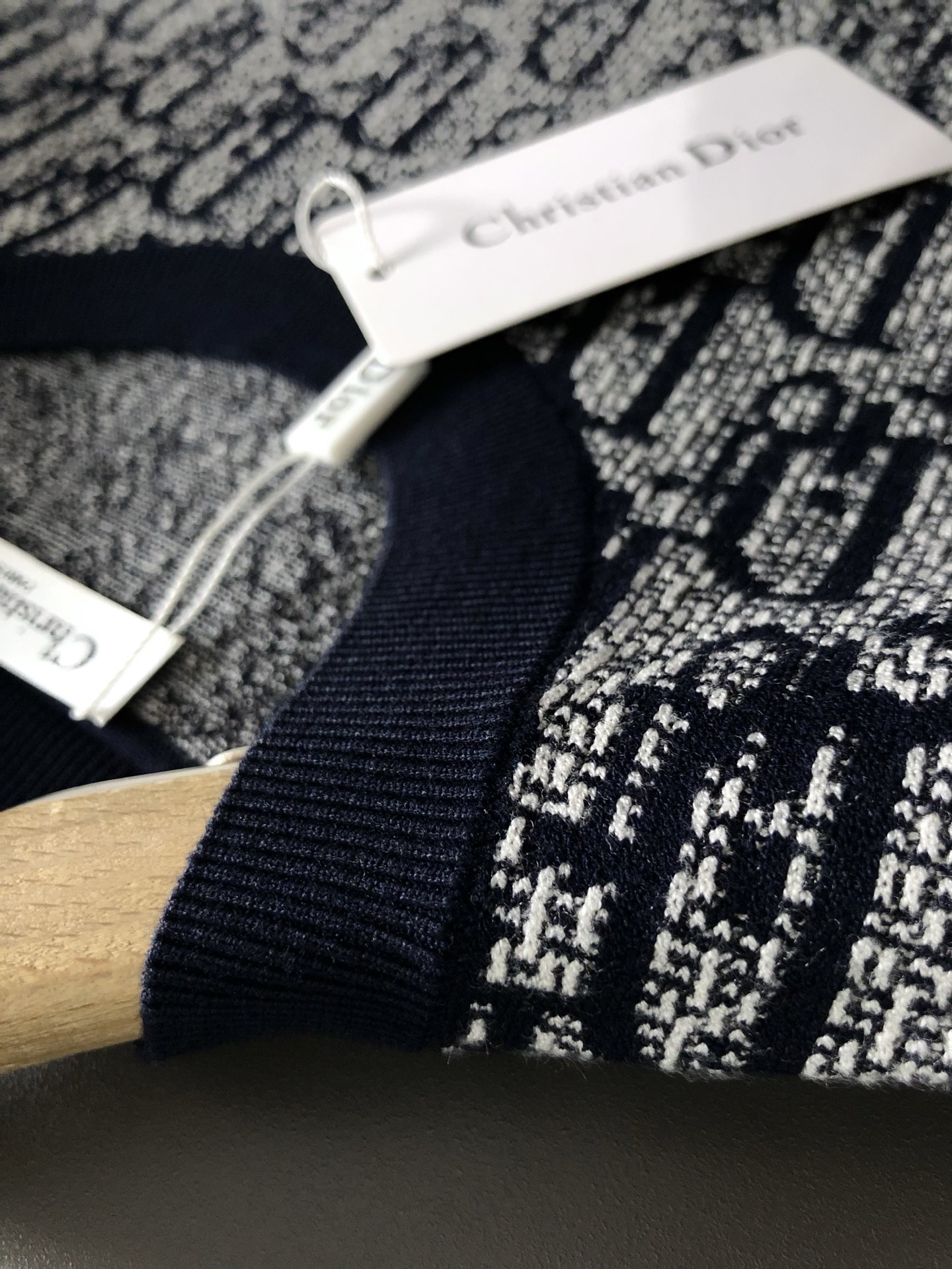  Dir*合身版型M-XXXL
2025秋冬提花渐变羊毛短袖，精致工艺专柜面料，顶级元素融合打造，经典短