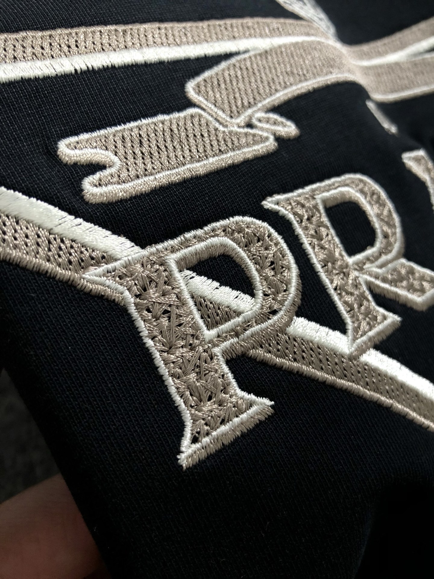  PRAD*合身版型S-Xl
25春夏顶级贴布编织刺绣潮牌短袖，精致工艺专柜面料，顶级元素融合打造，3标