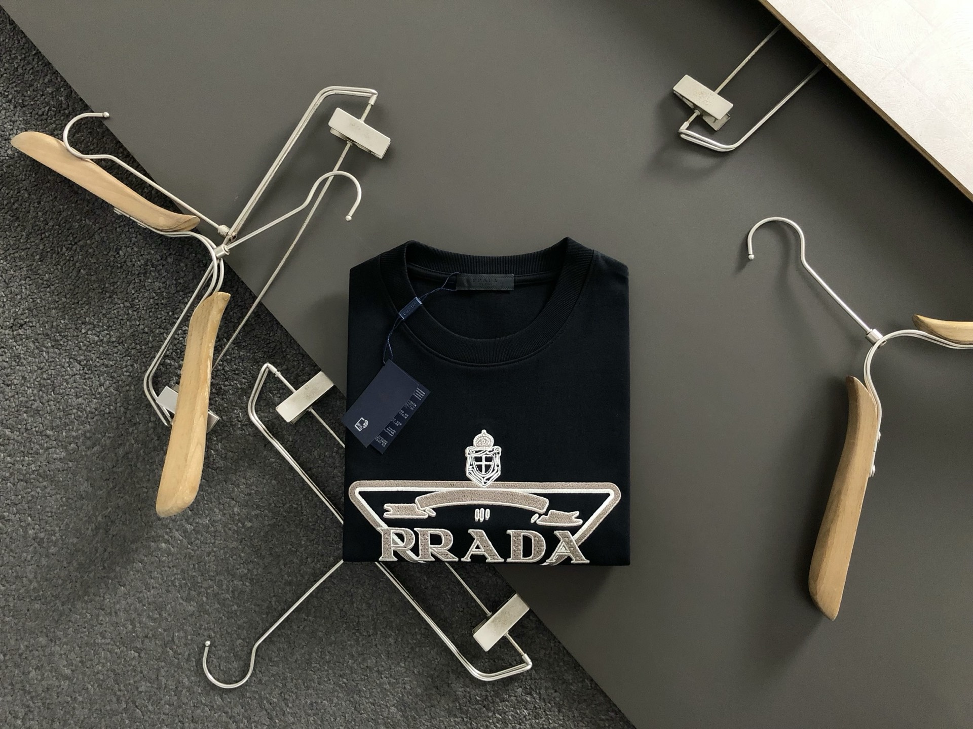 NO:513027,PRAD* fit style S-Xl 25 spring and summer top patch woven embroidery trendy brand short sleeves, exquisite craftsmanship counter fabric, top-level elements fusion, complete 3 standards, trendy men's fashion, whether it is the comfort of the upper body or the incomparable existence, it can be said to be a must-have for summer 170-135(s)-150(M) 178-160(L)180-170(XL) 180-180(XXL),,prada,T-shirt,alexander wang19860909PRAD*合身版型S-Xl 25春夏顶级贴布编织刺绣潮牌短袖,精致工艺专柜面料,顶级元素融合打造,3标齐全,潮男时尚,无论是上身舒适度还是都是无可比拟的存在,可以说是夏日必备 170-135(s)-150(M) 178-160(L)180-170(XL) 180-180(XXL),,prada,T-shirt,alexander wang,Men's clothing