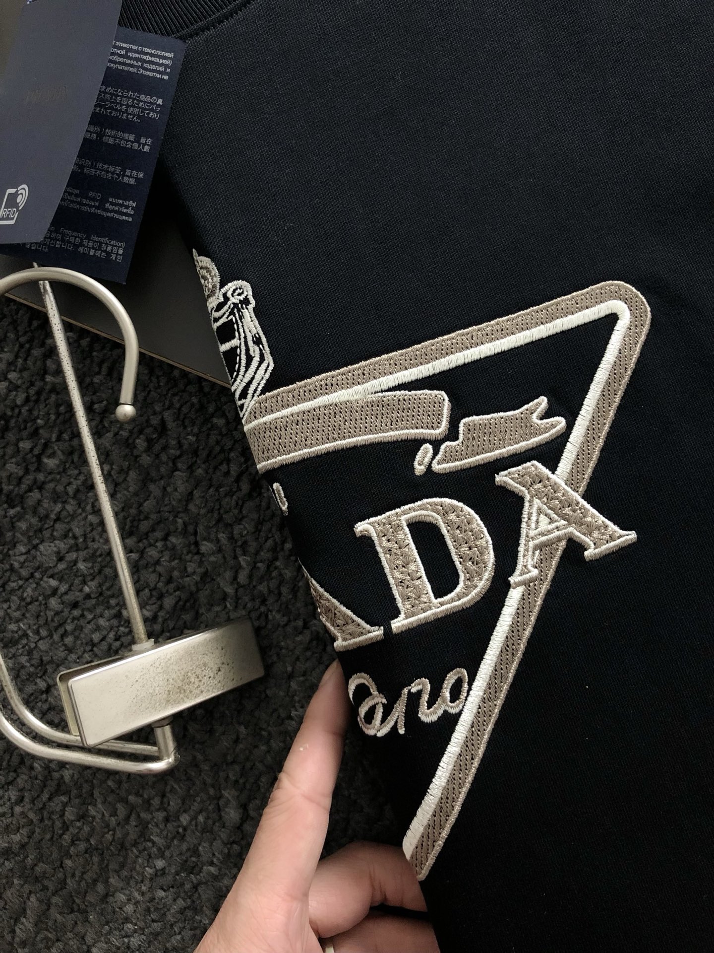  PRAD*合身版型S-Xl
25春夏顶级贴布编织刺绣潮牌短袖，精致工艺专柜面料，顶级元素融合打造，3标