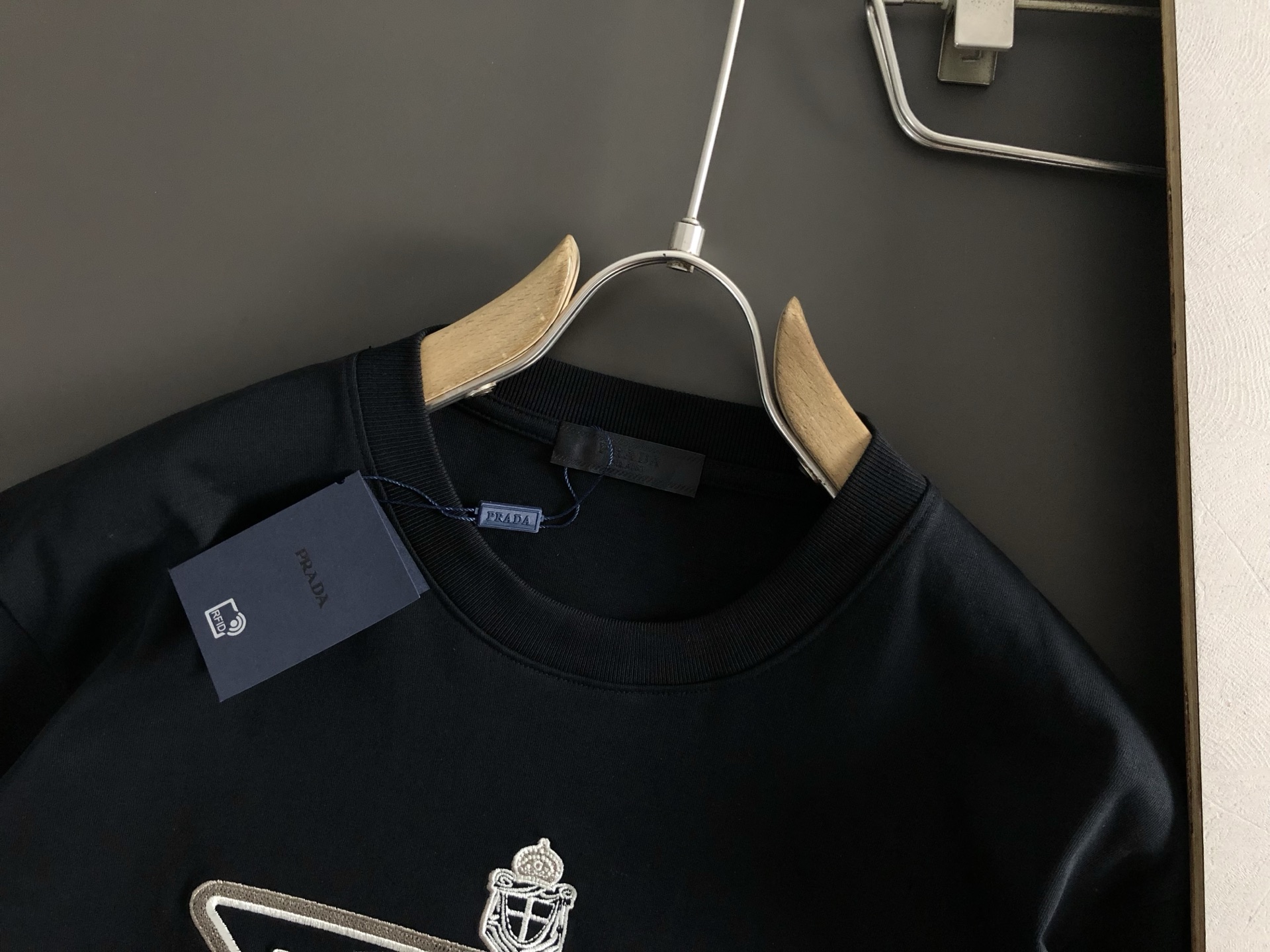  PRAD*合身版型S-Xl
25春夏顶级贴布编织刺绣潮牌短袖，精致工艺专柜面料，顶级元素融合打造，3标