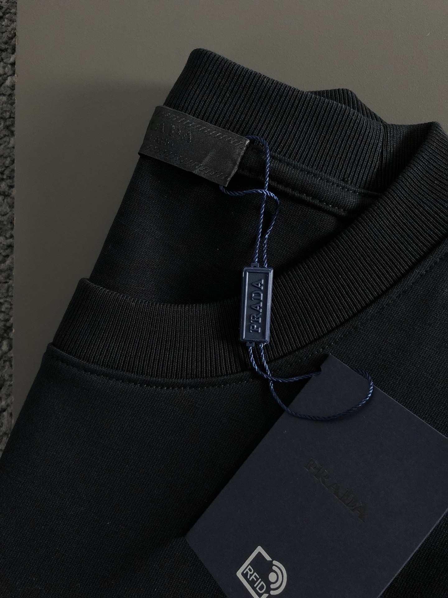  PRAD*合身版型S-Xl
25春夏顶级贴布编织刺绣潮牌短袖，精致工艺专柜面料，顶级元素融合打造，3标