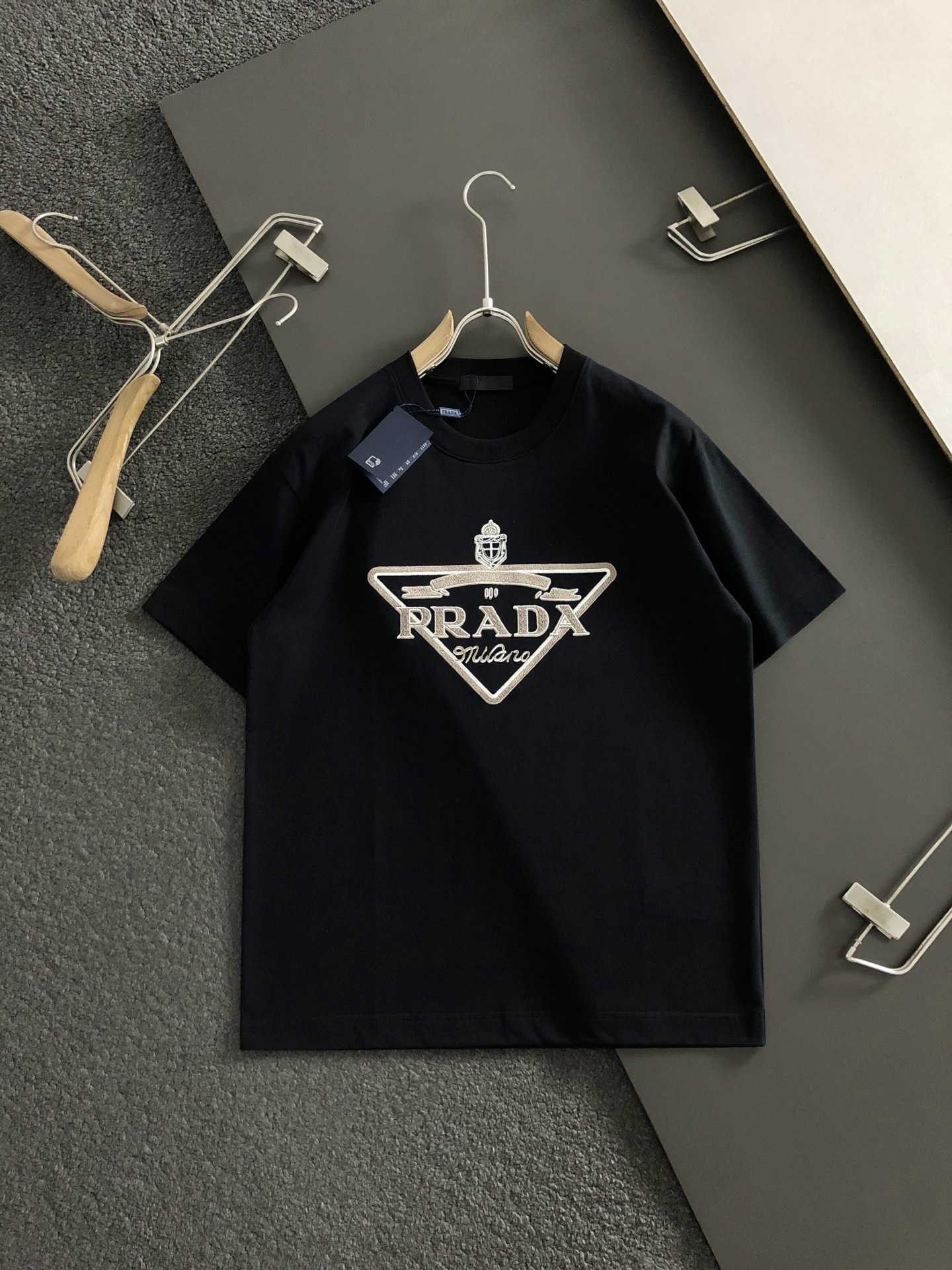  PRAD*合身版型S-Xl
25春夏顶级贴布编织刺绣潮牌短袖，精致工艺专柜面料，顶级元素融合打造，3标
